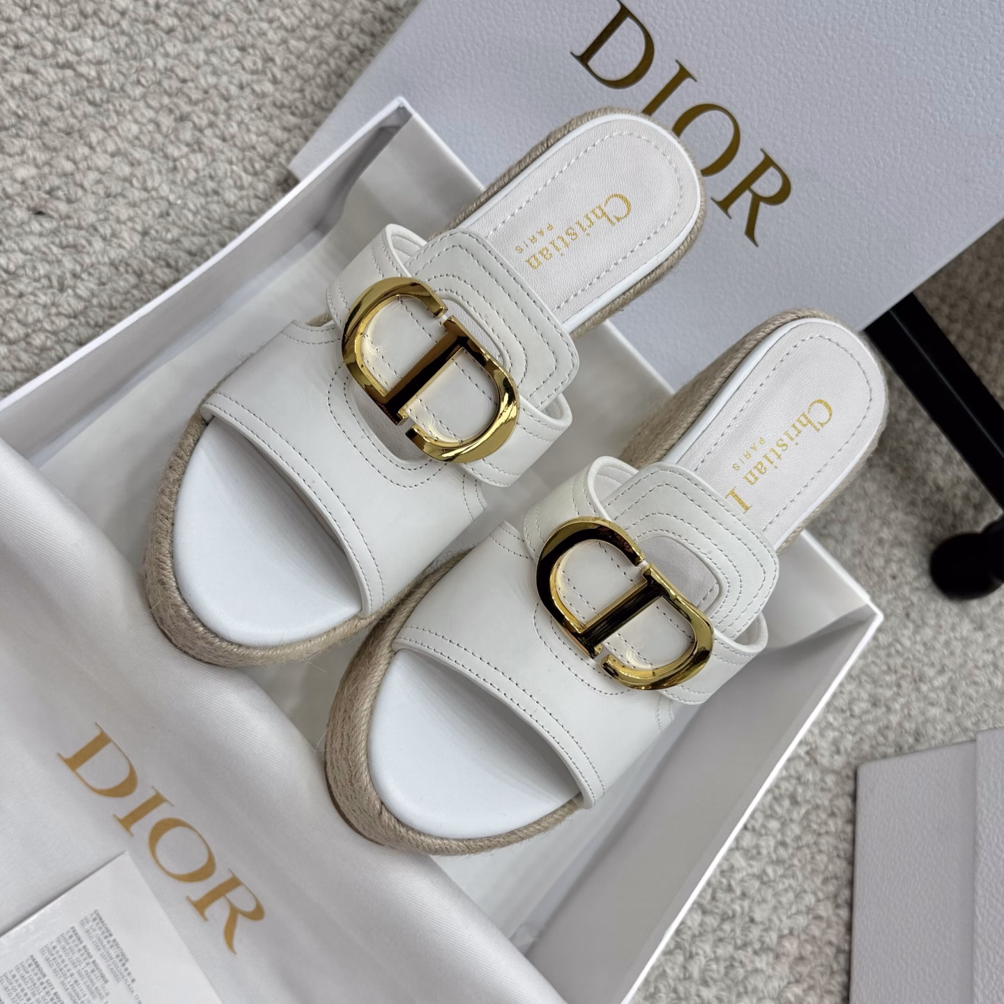 Dior 25ss summer high version new sandals.Simple and versatile. Perfect and luxurious on the feet, can be matched with any spring and summer clothing. The foot feels even more comfortable! The material is a perfect replica of the original. The original version is disassembled and molded