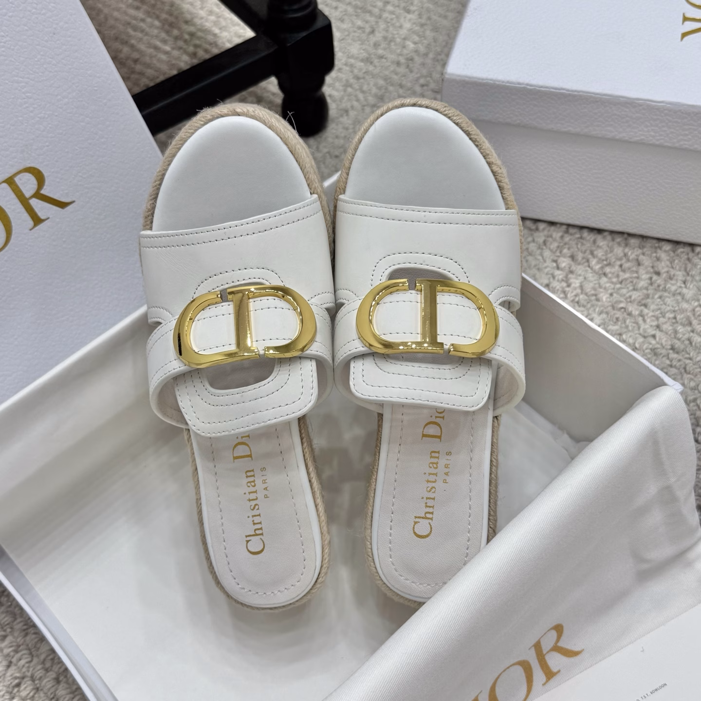 Dior 25ss summer high version new sandals.Simple and versatile. Perfect and luxurious on the feet, can be matched with any spring and summer clothing. The foot feels even more comfortable! The material is a perfect replica of the original. The original version is disassembled and molded