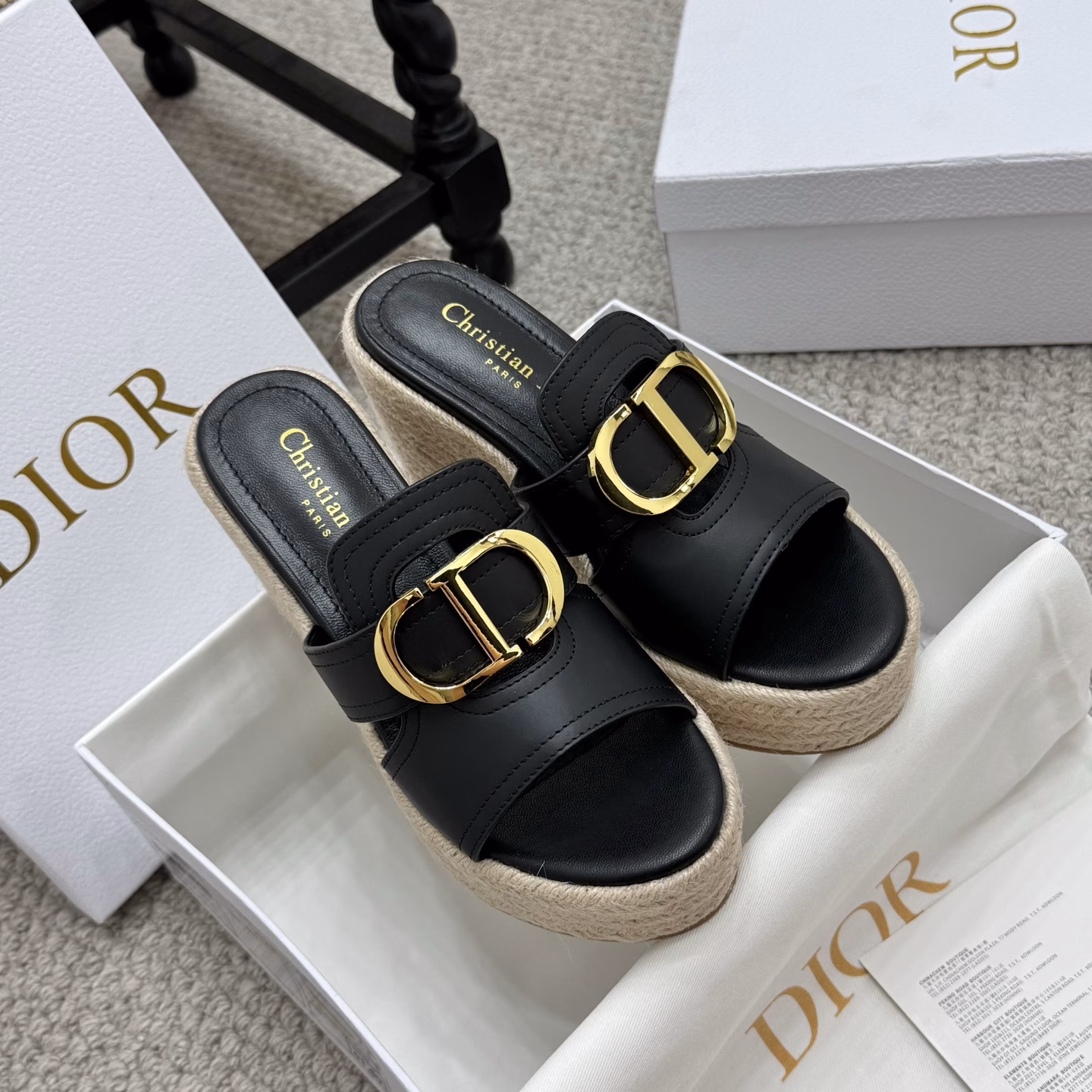Dior 25ss summer high version new sandals.Simple and versatile. Perfect and luxurious on the feet, can be matched with any spring and summer clothing. The foot feels even more comfortable! The material is a perfect replica of the original. The original version is disassembled and molded