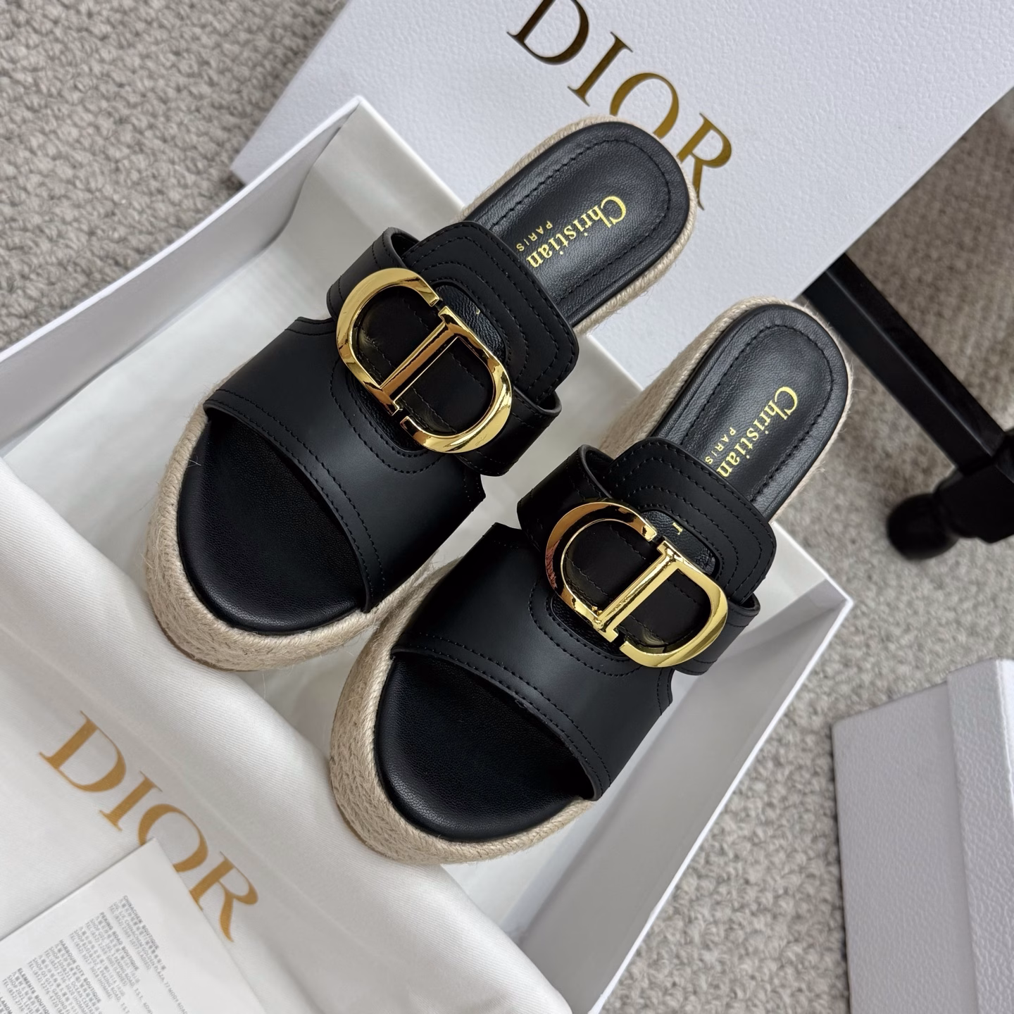 Dior 25ss summer high version new sandals.Simple and versatile. Perfect and luxurious on the feet, can be matched with any spring and summer clothing. The foot feels even more comfortable! The material is a perfect replica of the original. The original version is disassembled and molded