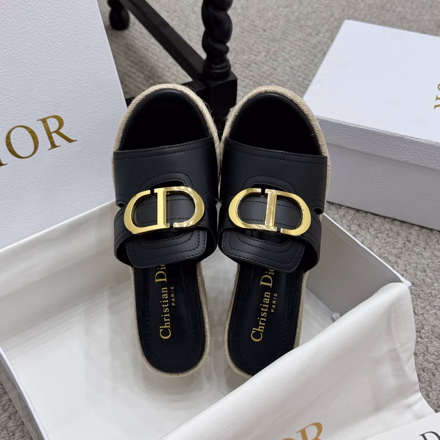 Dior 25ss summer high version new sandals.Simple and versatile. Perfect and luxurious on the feet, can be matched with any spring and summer clothing. The foot feels even more comfortable! The material is a perfect replica of the original. The original version is disassembled and molded