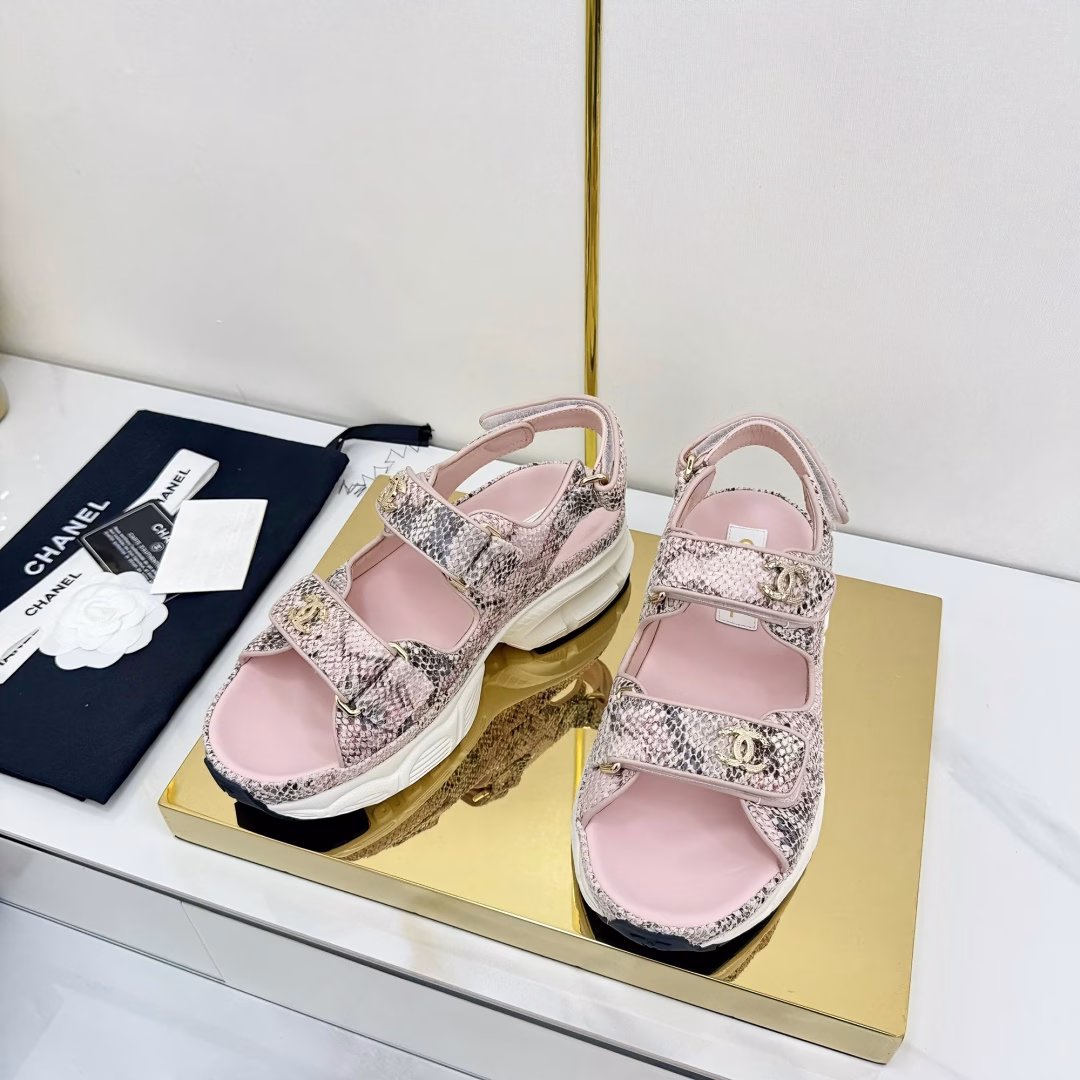 Chanel Velcro Beach Slippers Slippers Casual Beach Shoes25ss Spring and Summer New Style! Beach Shoes are a blast on the Internet! The latest model from the counter, I am still willing to buy it when I put it on my feet. It must be ranked among the popular hot-selling models. It is invincible in all seasons. Various bloggers and Internet celebrities can match it in front of you. Super recommendedPearlized sheepskin upper