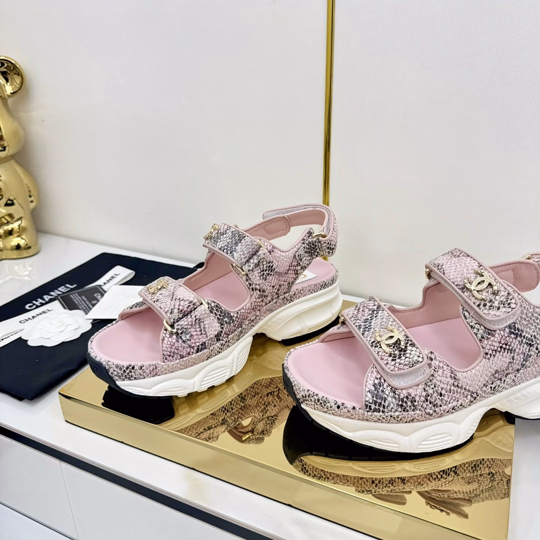 Chanel Velcro Beach Slippers Slippers Casual Beach Shoes25ss Spring and Summer New Style! Beach Shoes are a blast on the Internet! The latest model from the counter, I am still willing to buy it when I put it on my feet. It must be ranked among the popular hot-selling models. It is invincible in all seasons. Various bloggers and Internet celebrities can match it in front of you. Super recommendedPearlized sheepskin upper