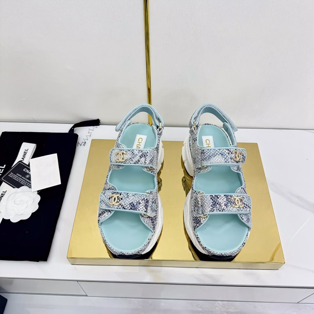 Chanel Velcro Beach Slippers Slippers Casual Beach Shoes25ss Spring and Summer New Style! Beach Shoes are a blast on the Internet! The latest model from the counter, I am still willing to buy it when I put it on my feet. It must be ranked among the popular hot-selling models. It is invincible in all seasons. Various bloggers and Internet celebrities can match it in front of you. Super recommendedPearlized sheepskin upper