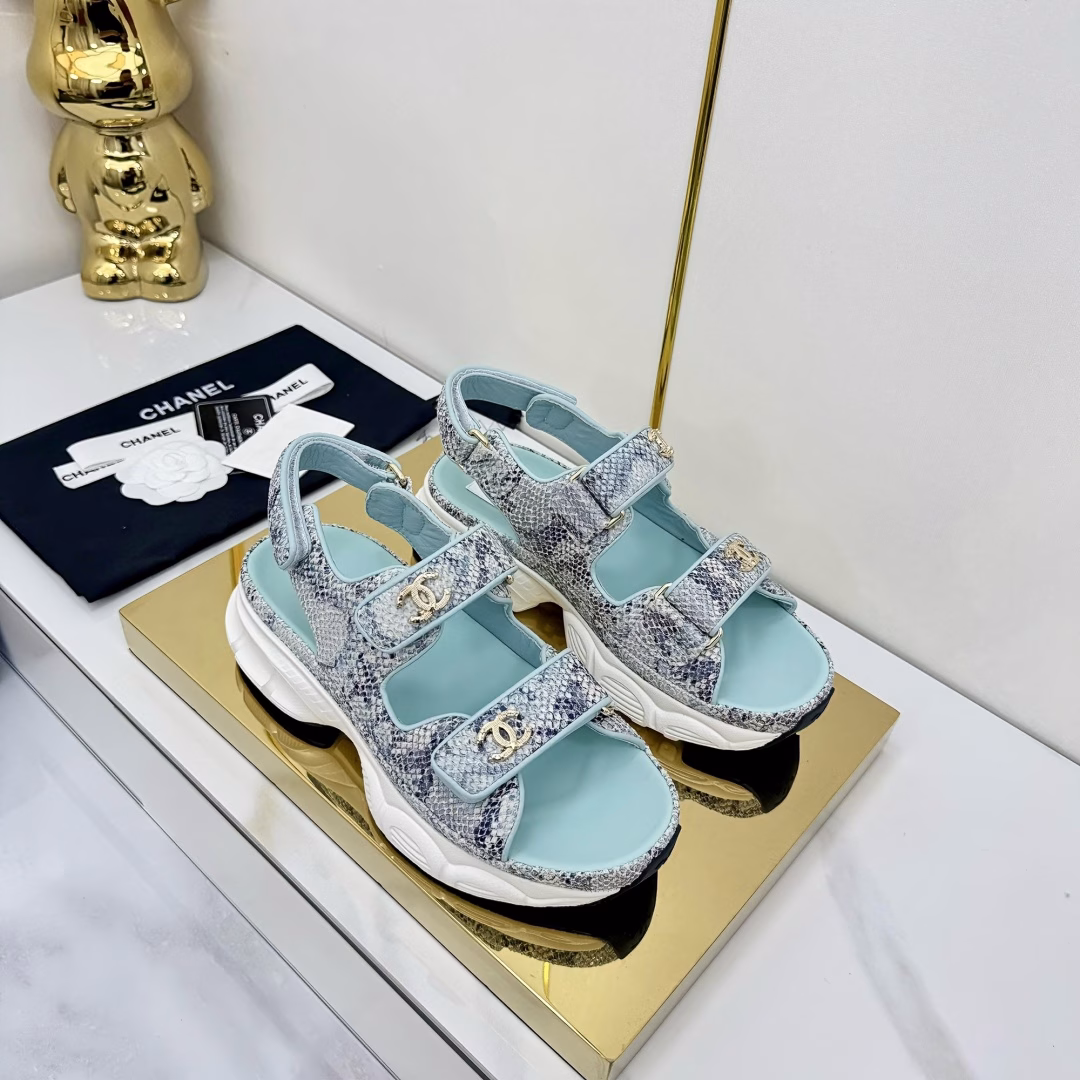 Chanel Velcro Beach Slippers Slippers Casual Beach Shoes25ss Spring and Summer New Style! Beach Shoes are a blast on the Internet! The latest model from the counter, I am still willing to buy it when I put it on my feet. It must be ranked among the popular hot-selling models. It is invincible in all seasons. Various bloggers and Internet celebrities can match it in front of you. Super recommendedPearlized sheepskin upper