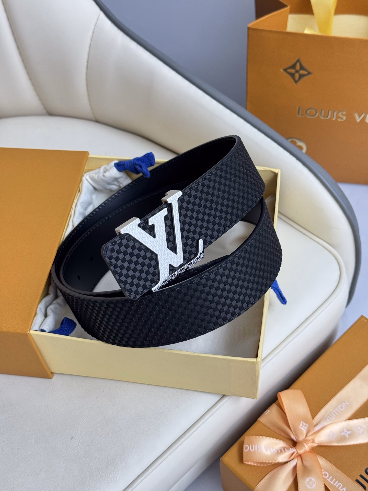LV's luxurious and modern style is decorated with elegant and elegant signature soft and sturdy belts that can be matched with various outfits from formal to casual wear