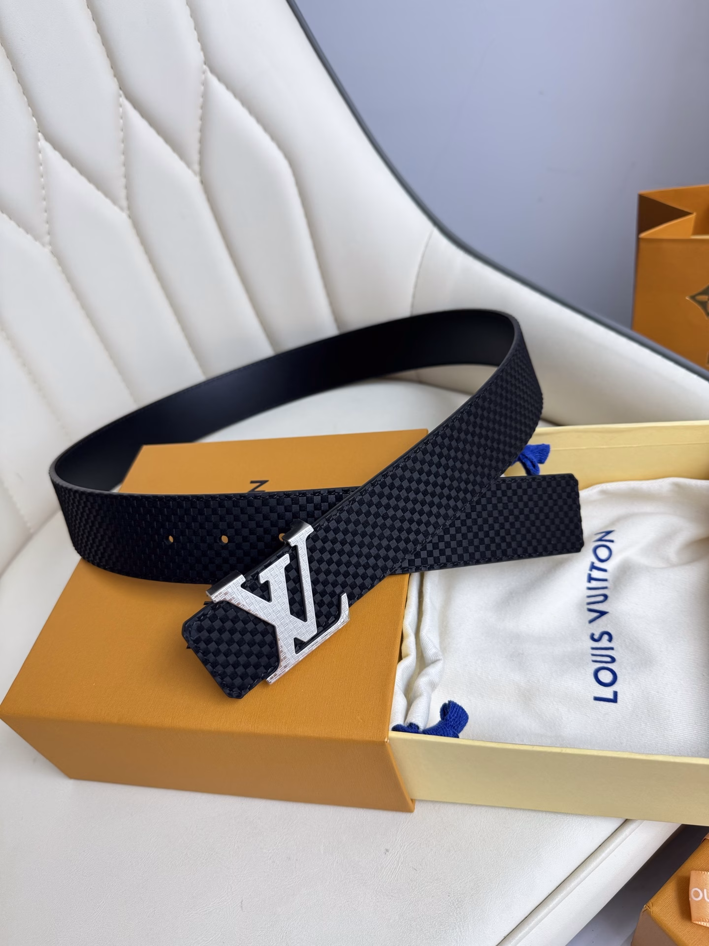 LV's luxurious and modern style is decorated with elegant and elegant signature soft and sturdy belts that can be matched with various outfits from formal to casual wear