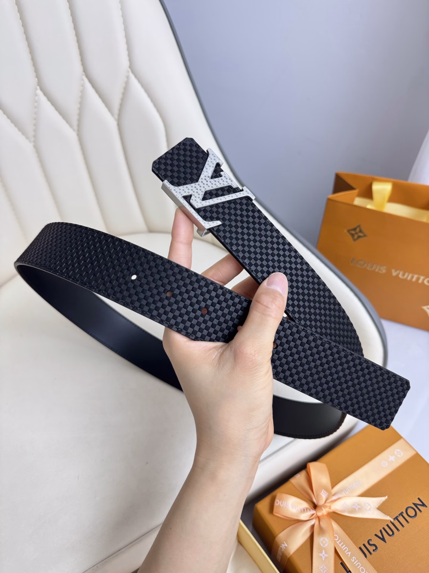 LV's luxurious and modern style is decorated with elegant and elegant signature soft and sturdy belts that can be matched with various outfits from formal to casual wear