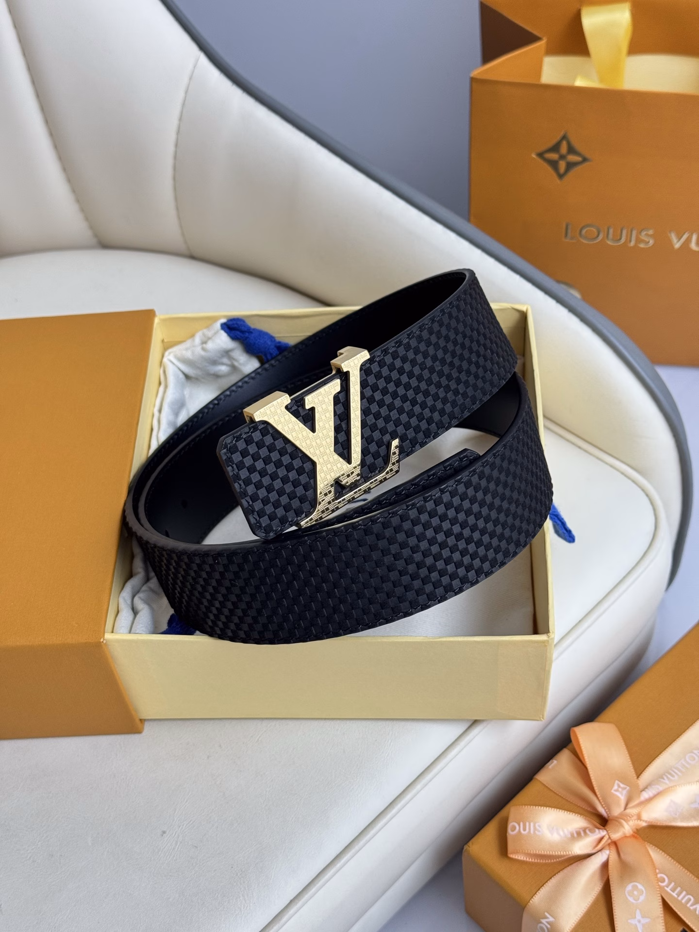 LV's luxurious and modern style is decorated with elegant and elegant signature soft and sturdy belts that can be matched with various outfits from formal to casual wear