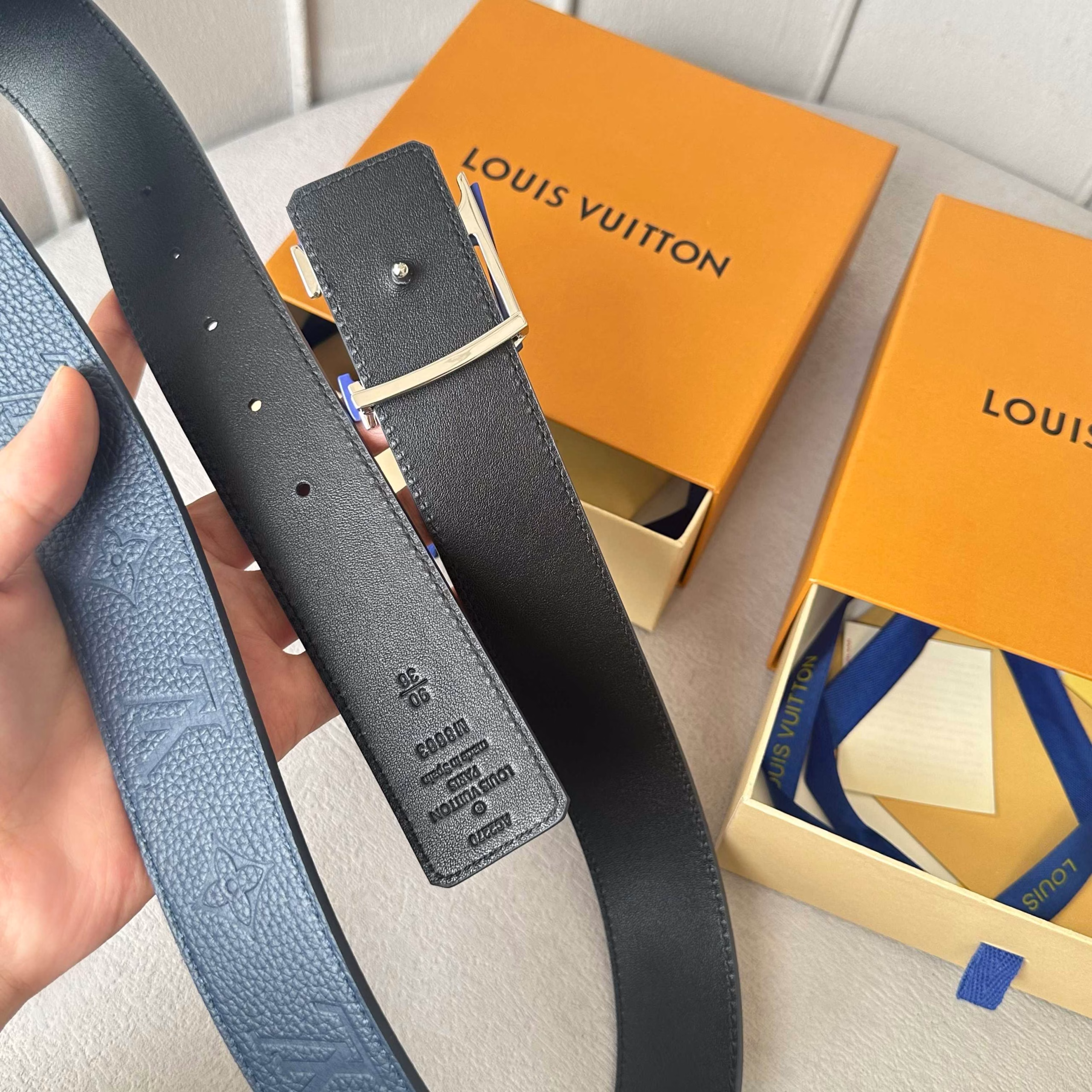 The latest upgraded version of L0UIS VUITT0N counter, 40mm in width, original lychee-grain surface embossed with floral pattern effect, imported soft calfskin bottom, with new letter buckle, versatile and easy to match!