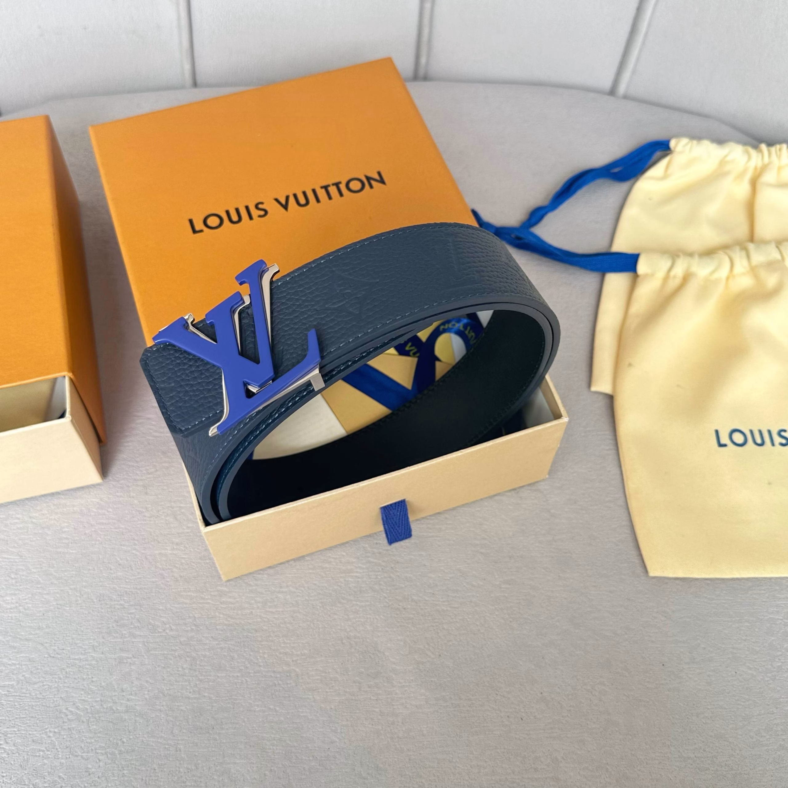 The latest upgraded version of L0UIS VUITT0N counter, 40mm in width, original lychee-grain surface embossed with floral pattern effect, imported soft calfskin bottom, with new letter buckle, versatile and easy to match!