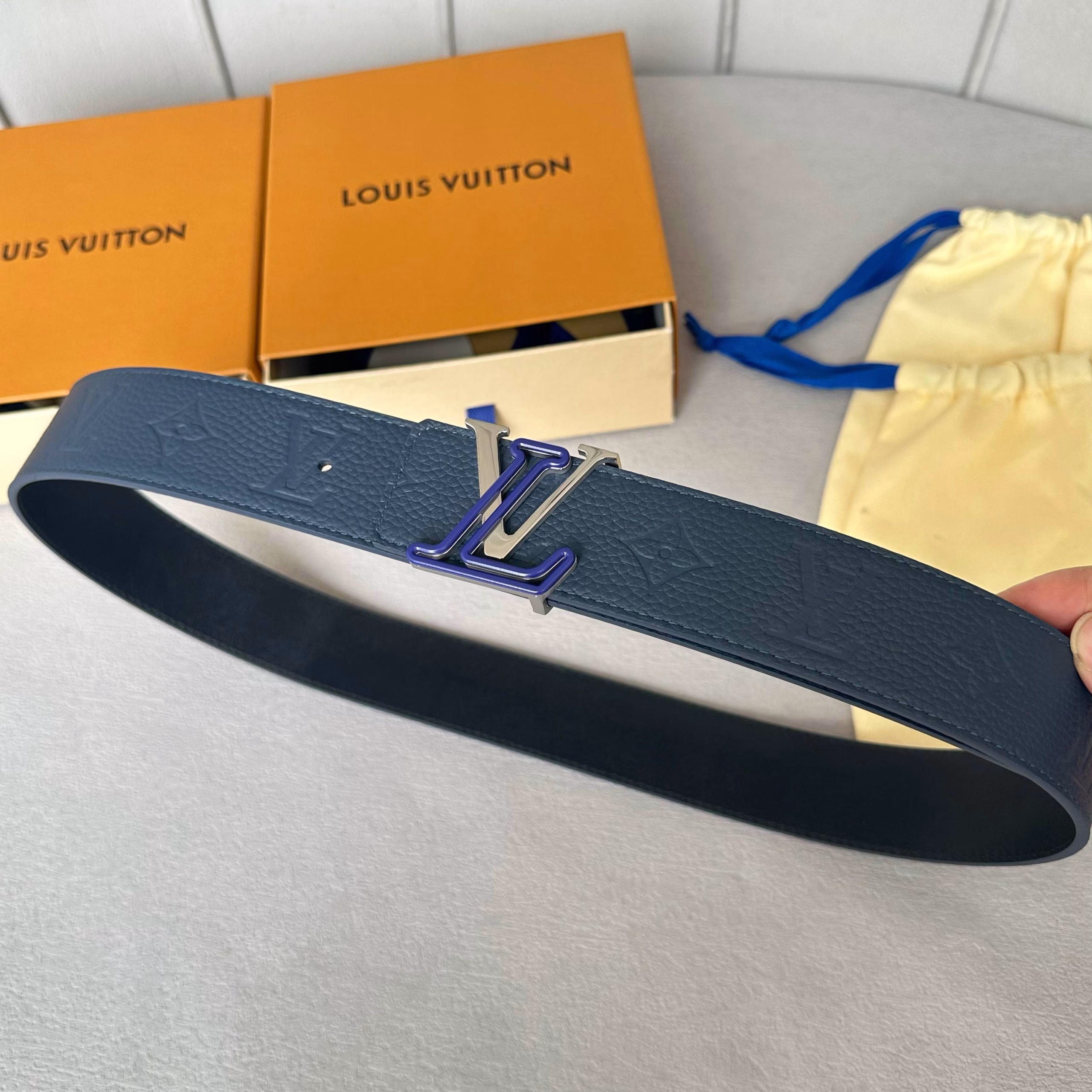 The latest upgraded version of L0UIS VUITT0N counter, 40mm in width, original lychee-grain surface embossed with floral pattern effect, imported soft calfskin bottom, with new letter buckle, versatile and easy to match!