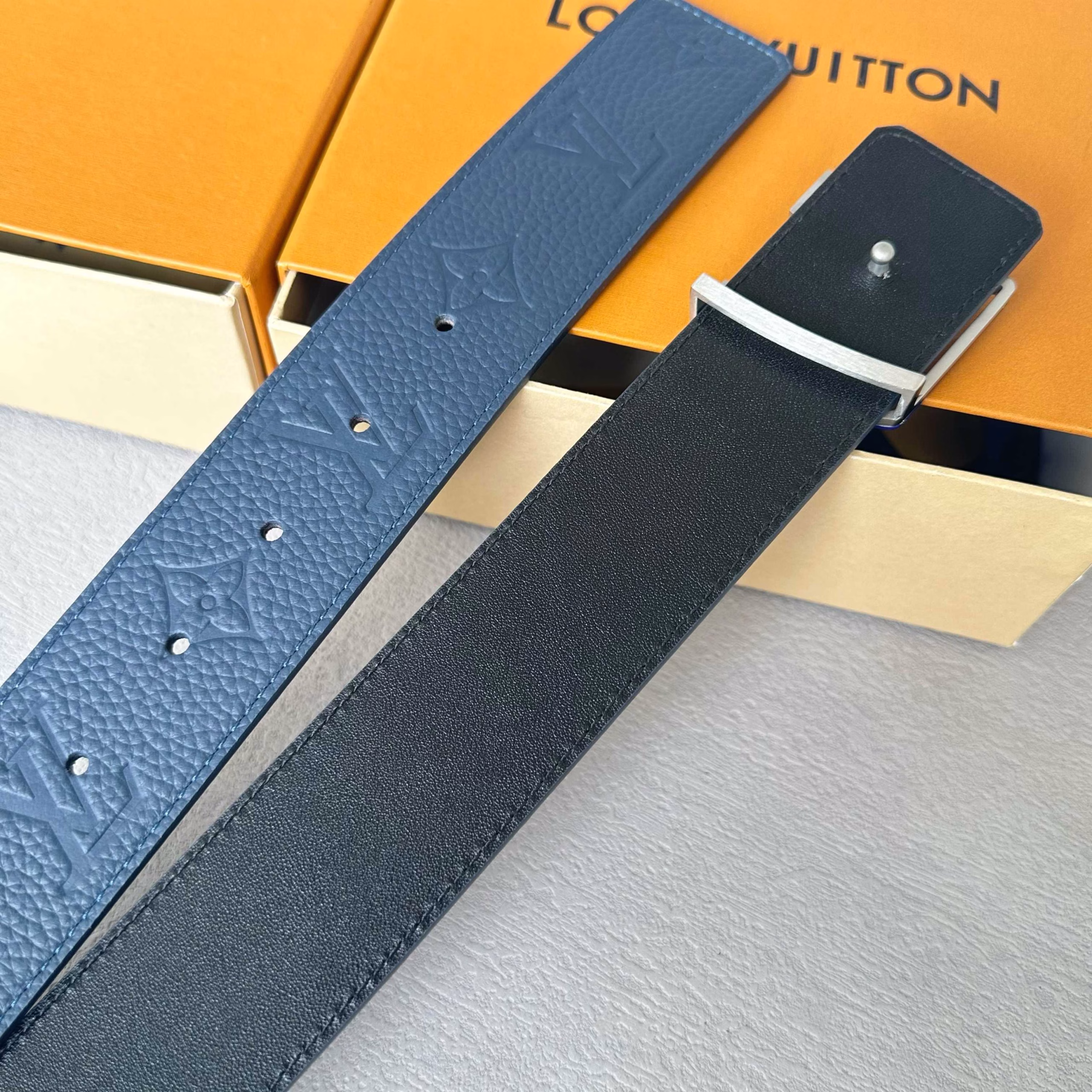The latest upgraded version of L0UIS VUITT0N counter, 40mm in width, original lychee-grain surface embossed with floral pattern effect, imported soft calfskin bottom, with new letter buckle, versatile and easy to match!