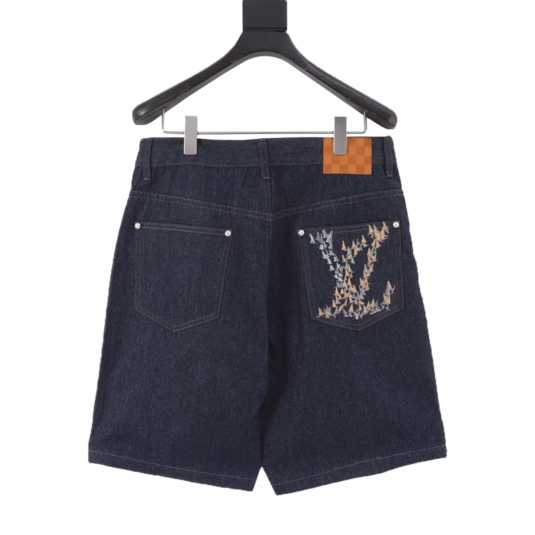 LOUIS VUITTON LV sailing suit shortsMade of 360g thin denim fabric, washed blue. Back pocket design, back sailing embroidery design, lifelike. Slim fit, unisex. Exclusively customized button hardware, highly restored details.