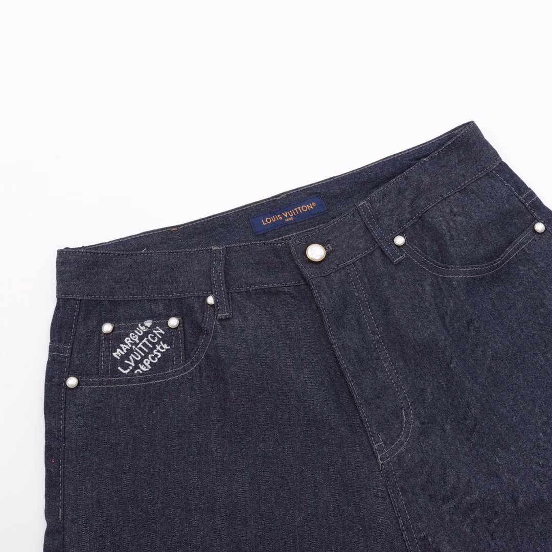 LOUIS VUITTON LV sailing suit shortsMade of 360g thin denim fabric, washed blue. Back pocket design, back sailing embroidery design, lifelike. Slim fit, unisex. Exclusively customized button hardware, highly restored details.