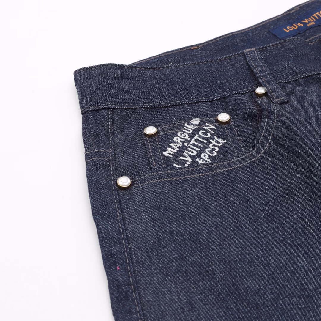 LOUIS VUITTON LV sailing suit shortsMade of 360g thin denim fabric, washed blue. Back pocket design, back sailing embroidery design, lifelike. Slim fit, unisex. Exclusively customized button hardware, highly restored details.