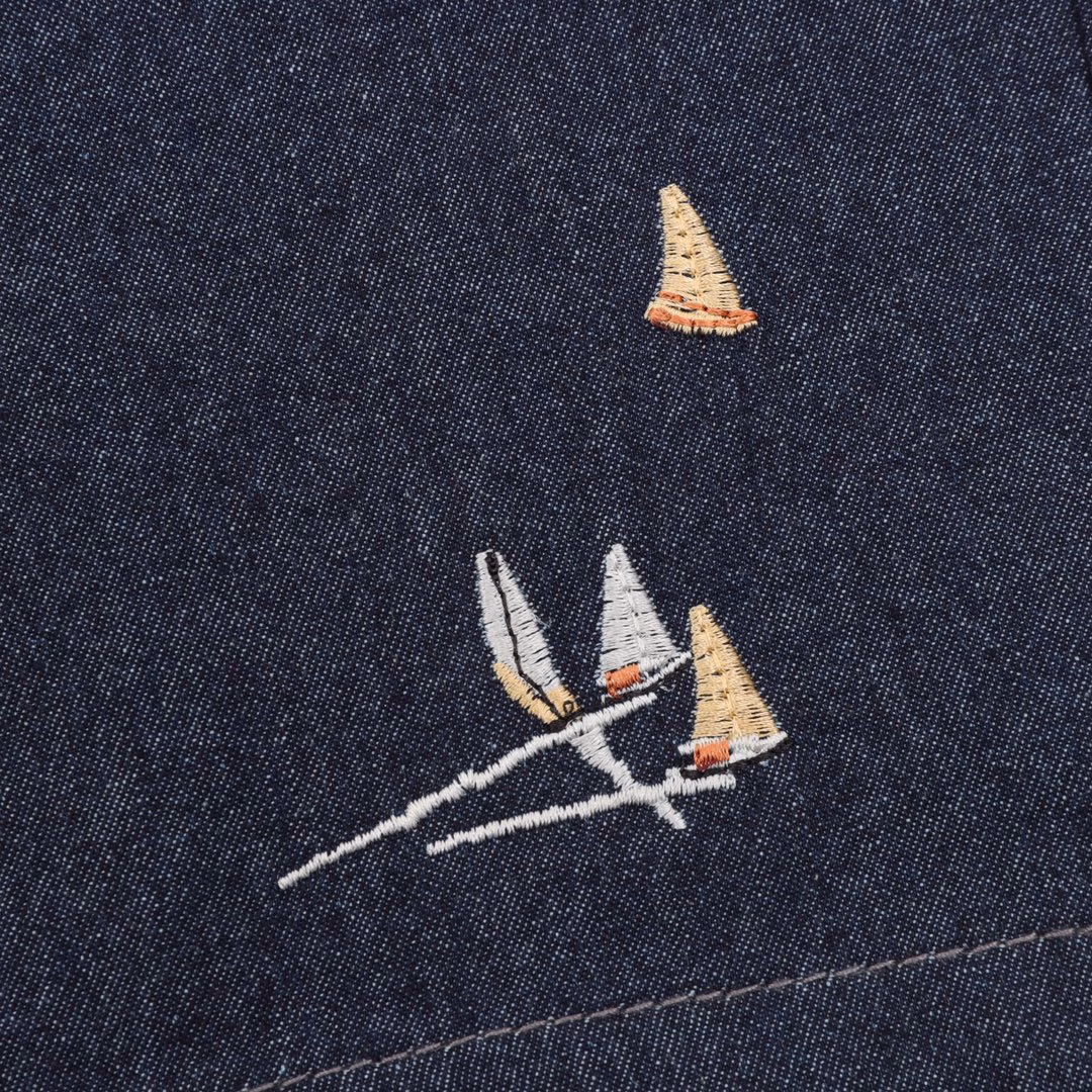 LOUIS VUITTON LV sailing suit shortsMade of 360g thin denim fabric, washed blue. Back pocket design, back sailing embroidery design, lifelike. Slim fit, unisex. Exclusively customized button hardware, highly restored details.
