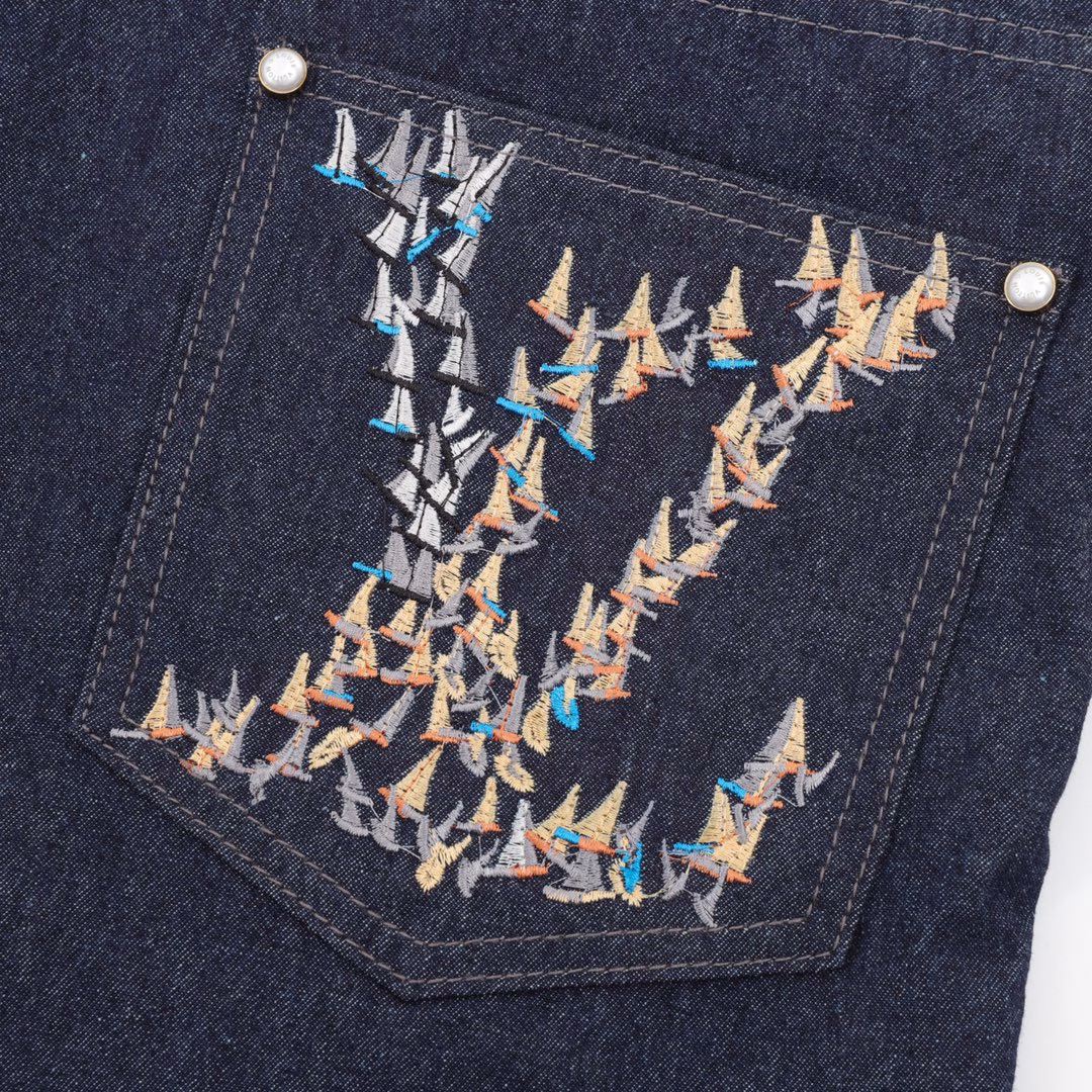 LOUIS VUITTON LV sailing suit shortsMade of 360g thin denim fabric, washed blue. Back pocket design, back sailing embroidery design, lifelike. Slim fit, unisex. Exclusively customized button hardware, highly restored details.