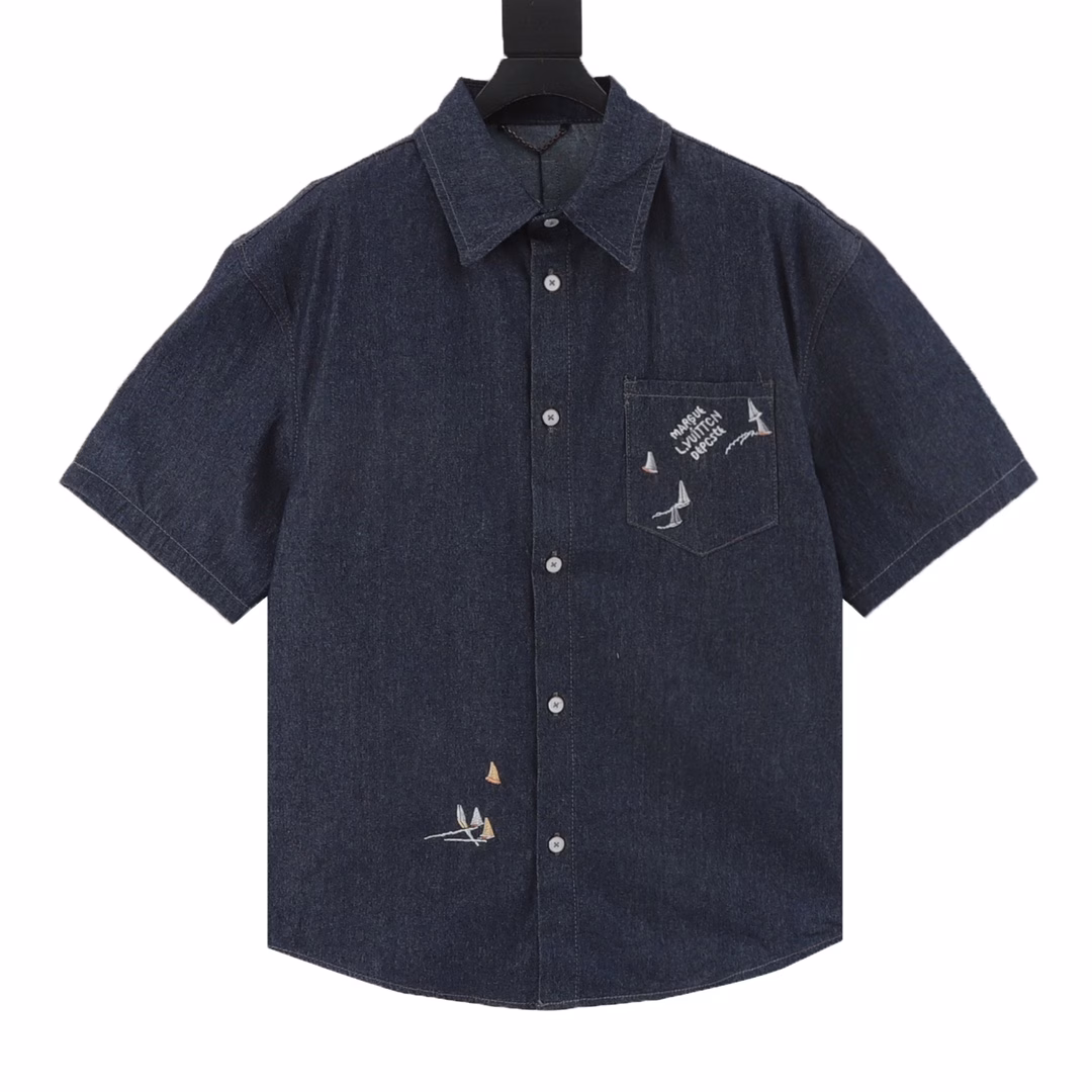 LOUIS VUITTON LV sailboat suit short-sleeved shirtMade of 360g thin denim fabric, washed blue. Front pocket design, back sailboat embroidery design, lifelike. Slim fit, unisex. Exclusively customized button hardware, highly restored details