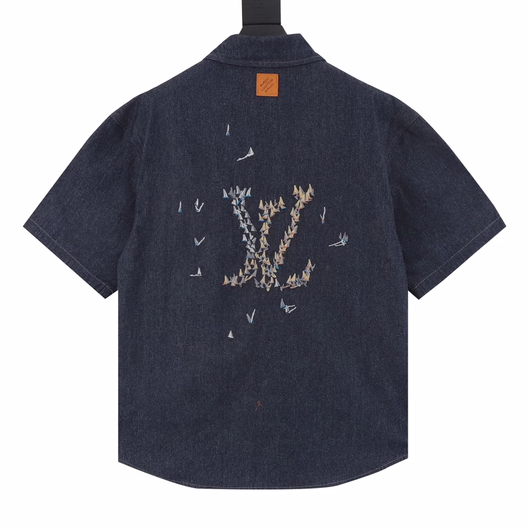 LOUIS VUITTON LV sailboat suit short-sleeved shirtMade of 360g thin denim fabric, washed blue. Front pocket design, back sailboat embroidery design, lifelike. Slim fit, unisex. Exclusively customized button hardware, highly restored details