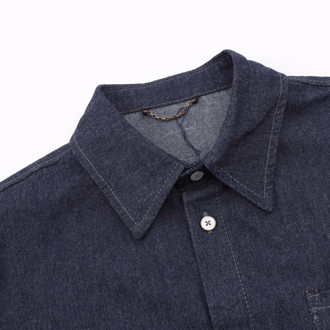 LOUIS VUITTON LV sailboat suit short-sleeved shirtMade of 360g thin denim fabric, washed blue. Front pocket design, back sailboat embroidery design, lifelike. Slim fit, unisex. Exclusively customized button hardware, highly restored details