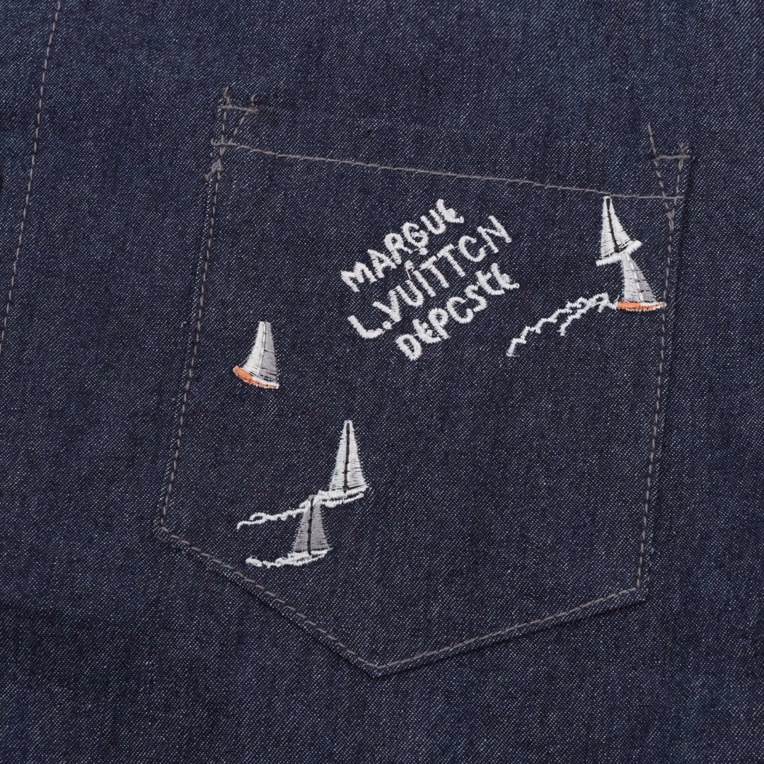 LOUIS VUITTON LV sailboat suit short-sleeved shirtMade of 360g thin denim fabric, washed blue. Front pocket design, back sailboat embroidery design, lifelike. Slim fit, unisex. Exclusively customized button hardware, highly restored details