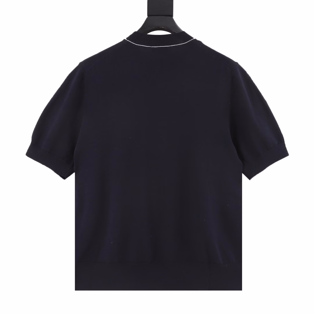 Dior CD Diamond diamond embroidered knitted short-sleeved T-shirtCustom-woven and dyed silky soft knitted fabric, using imported machine embroidery technology, using advanced computer control systems and precision mechanical parts to achieve Dior Diamond logo embroidery operations, using seam three-dimensional stitching, it uses a specific sewing method at the seams to make the clothes appear more three-dimensional and fit the body, the workmanship is cumbersome and complicated, the ready-made washing water plus soft deodorization process, through professional washing equipment and specific detergents, the clothes are deeply cleaned and deodorized, improving the feel and appearance of the clothes, customized 1:1 Dior trademark, loose version