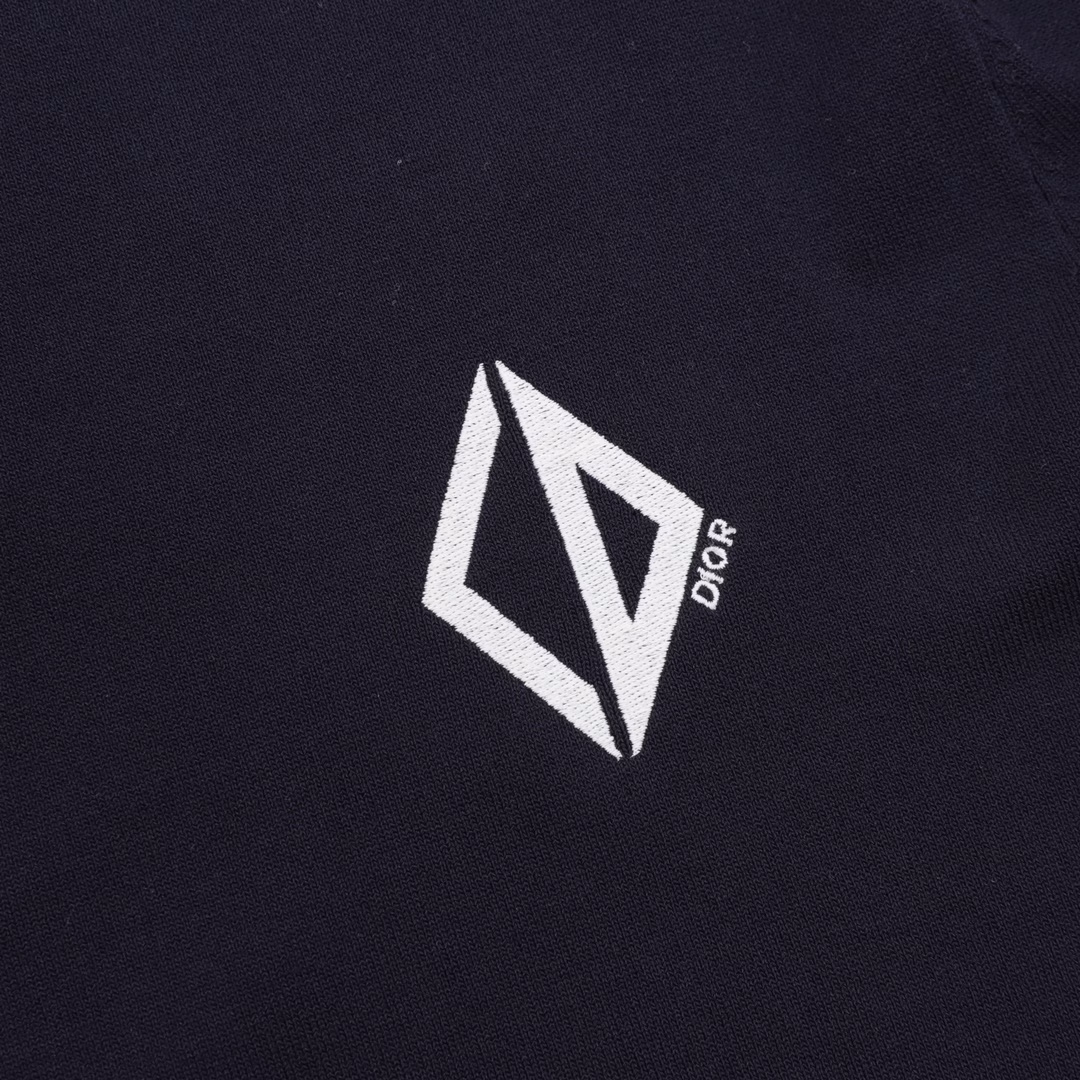 Dior CD Diamond diamond embroidered knitted short-sleeved T-shirtCustom-woven and dyed silky soft knitted fabric, using imported machine embroidery technology, using advanced computer control systems and precision mechanical parts to achieve Dior Diamond logo embroidery operations, using seam three-dimensional stitching, it uses a specific sewing method at the seams to make the clothes appear more three-dimensional and fit the body, the workmanship is cumbersome and complicated, the ready-made washing water plus soft deodorization process, through professional washing equipment and specific detergents, the clothes are deeply cleaned and deodorized, improving the feel and appearance of the clothes, customized 1:1 Dior trademark, loose version