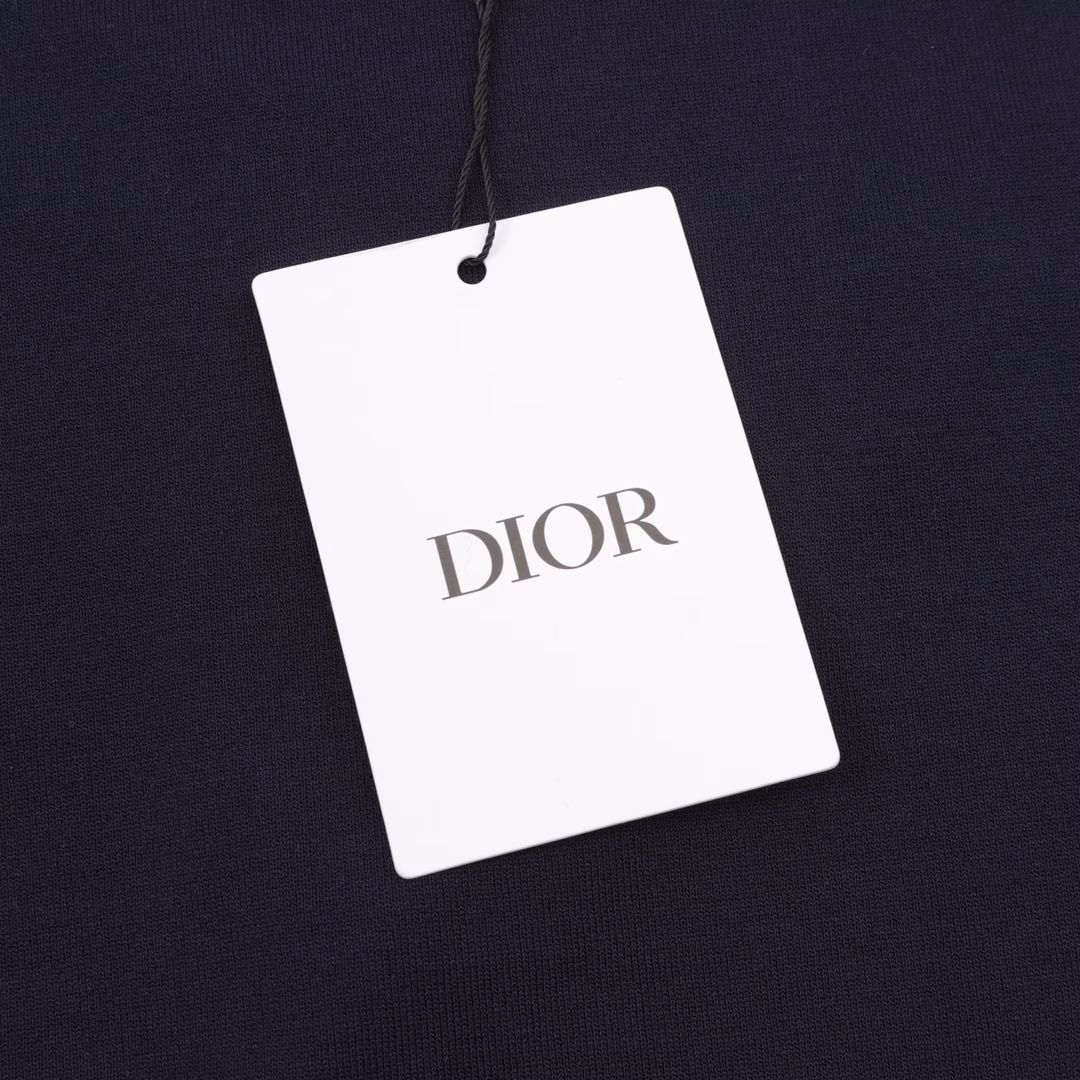 Dior CD Diamond diamond embroidered knitted short-sleeved T-shirtCustom-woven and dyed silky soft knitted fabric, using imported machine embroidery technology, using advanced computer control systems and precision mechanical parts to achieve Dior Diamond logo embroidery operations, using seam three-dimensional stitching, it uses a specific sewing method at the seams to make the clothes appear more three-dimensional and fit the body, the workmanship is cumbersome and complicated, the ready-made washing water plus soft deodorization process, through professional washing equipment and specific detergents, the clothes are deeply cleaned and deodorized, improving the feel and appearance of the clothes, customized 1:1 Dior trademark, loose version