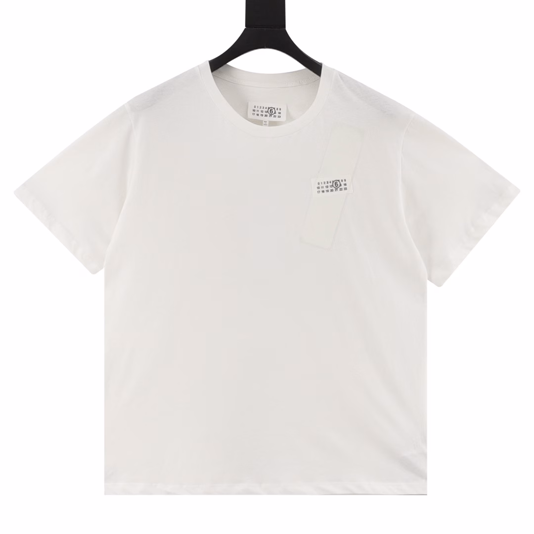 MAISON MARGIELA MM6 Tape Digital Label Short Sleeve T-shirtCustomized Yunyi Silky Soft Cotton, High Temperature Pressing Process with Air Pump Machine, Using High Temperature and Pressure to Permanently Bond the Thermal Transfer Material to the Fabric Surface, Controlling a Certain Temperature, the Glue Melts and Combines with the Fabric Fibers, Firm and Beautiful, All Fabrics Have Been Washed, Feeling Better, Not Easy to Deform, Not Easy to Shrink, Not Easy to Fade, Customized 1:1 MM6 Trademark, Loose Fit