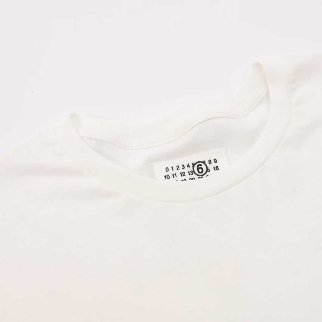 MAISON MARGIELA MM6 Tape Digital Label Short Sleeve T-shirtCustomized Yunyi Silky Soft Cotton, High Temperature Pressing Process with Air Pump Machine, Using High Temperature and Pressure to Permanently Bond the Thermal Transfer Material to the Fabric Surface, Controlling a Certain Temperature, the Glue Melts and Combines with the Fabric Fibers, Firm and Beautiful, All Fabrics Have Been Washed, Feeling Better, Not Easy to Deform, Not Easy to Shrink, Not Easy to Fade, Customized 1:1 MM6 Trademark, Loose Fit
