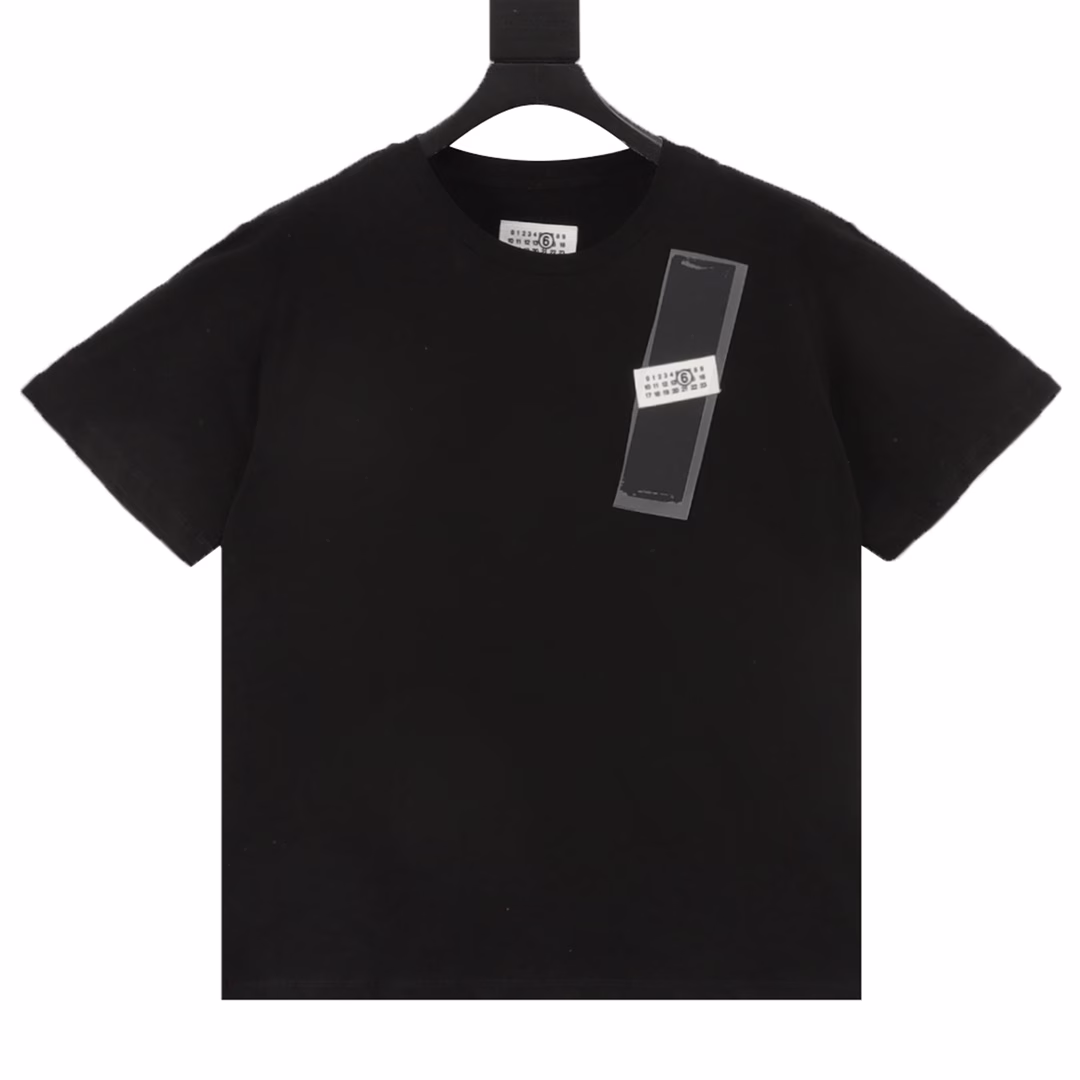 MAISON MARGIELA MM6 Tape Digital Label Short Sleeve T-shirtCustomized Yunyi Silky Soft Cotton, High Temperature Pressing Process with Air Pump Machine, Using High Temperature and Pressure to Permanently Bond the Thermal Transfer Material to the Fabric Surface, Controlling a Certain Temperature, the Glue Melts and Combines with the Fabric Fibers, Firm and Beautiful, All Fabrics Have Been Washed, Feeling Better, Not Easy to Deform, Not Easy to Shrink, Not Easy to Fade, Customized 1:1 MM6 Trademark, Loose Fit