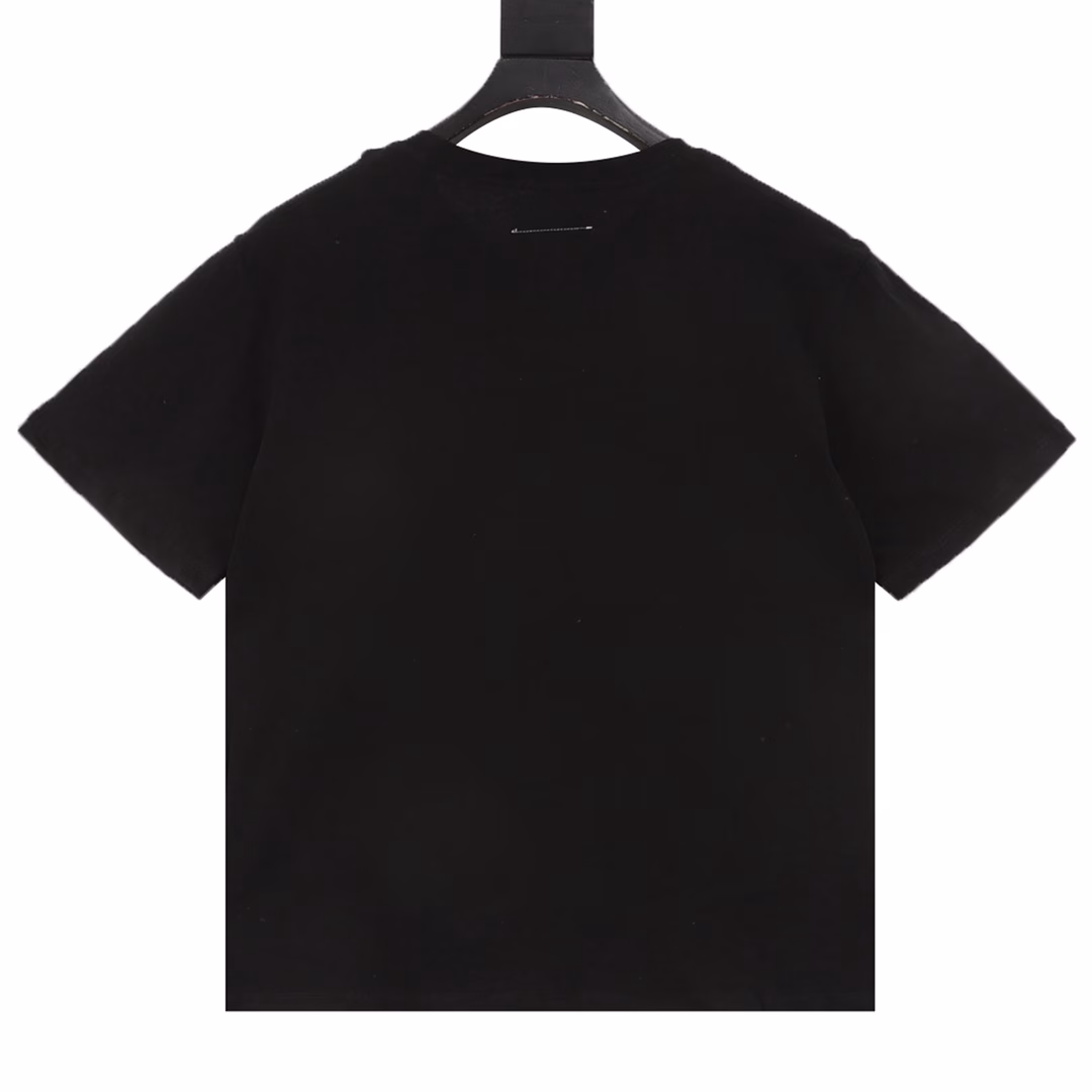 MAISON MARGIELA MM6 Tape Digital Label Short Sleeve T-shirtCustomized Yunyi Silky Soft Cotton, High Temperature Pressing Process with Air Pump Machine, Using High Temperature and Pressure to Permanently Bond the Thermal Transfer Material to the Fabric Surface, Controlling a Certain Temperature, the Glue Melts and Combines with the Fabric Fibers, Firm and Beautiful, All Fabrics Have Been Washed, Feeling Better, Not Easy to Deform, Not Easy to Shrink, Not Easy to Fade, Customized 1:1 MM6 Trademark, Loose Fit