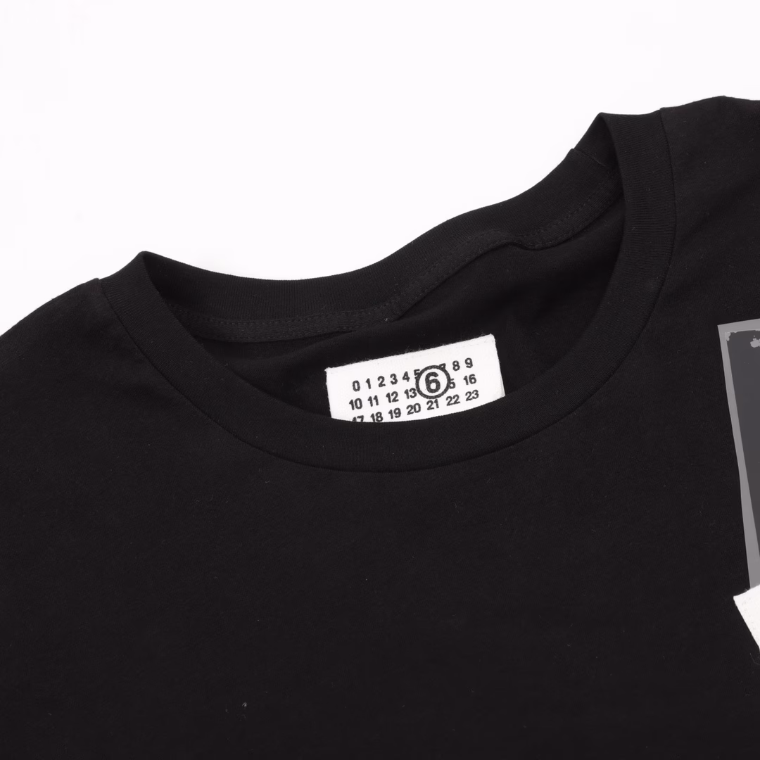 MAISON MARGIELA MM6 Tape Digital Label Short Sleeve T-shirtCustomized Yunyi Silky Soft Cotton, High Temperature Pressing Process with Air Pump Machine, Using High Temperature and Pressure to Permanently Bond the Thermal Transfer Material to the Fabric Surface, Controlling a Certain Temperature, the Glue Melts and Combines with the Fabric Fibers, Firm and Beautiful, All Fabrics Have Been Washed, Feeling Better, Not Easy to Deform, Not Easy to Shrink, Not Easy to Fade, Customized 1:1 MM6 Trademark, Loose Fit