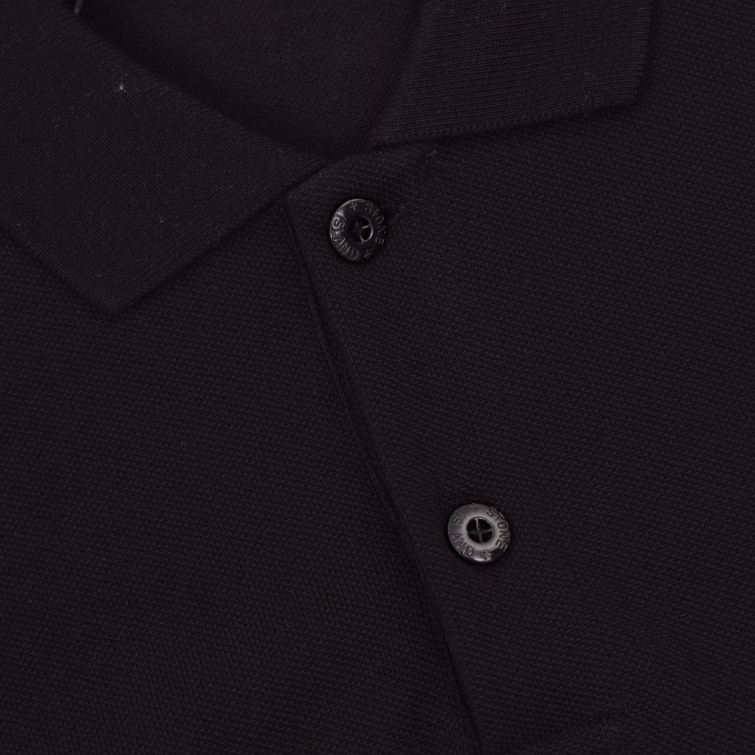 STONEISLAND Stone Island Square Badge Applique Embroidered Short Sleeve Polo ShirtCustomized pure cotton satin with pearl, using imported machine applique embroidery technology, the fabrics are all washed, the texture is better, not easy to deform, not easy to shrink, not easy to fade, customized 1:1 Stonelsland buttons, customized 1:1 Stonelsland trademark, loose version