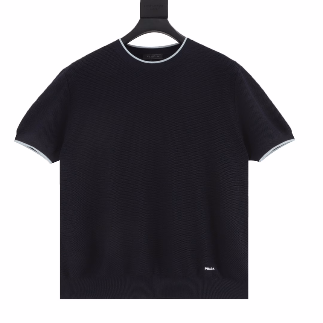 Prada PRD logo white stripe collar knitted short-sleeved T-shirtCustom-woven and custom-dyed luxurious ultra-fine ice silk wool, using imported machine embroidery technology, using advanced computer control systems and precision mechanical parts to achieve Prada logo embroidery operations, curved thread organization, by changing the needle method and yarn arrangement during the knitting process, the yarn is distributed in a curved shape in the fabric, ready-made washing water plus soft deodorization process, through professional washing equipment and specific detergents, the clothes are deeply cleaned and deodorized, improving the feel and appearance of the clothes, customized 1:1 Prada trademark, loose version