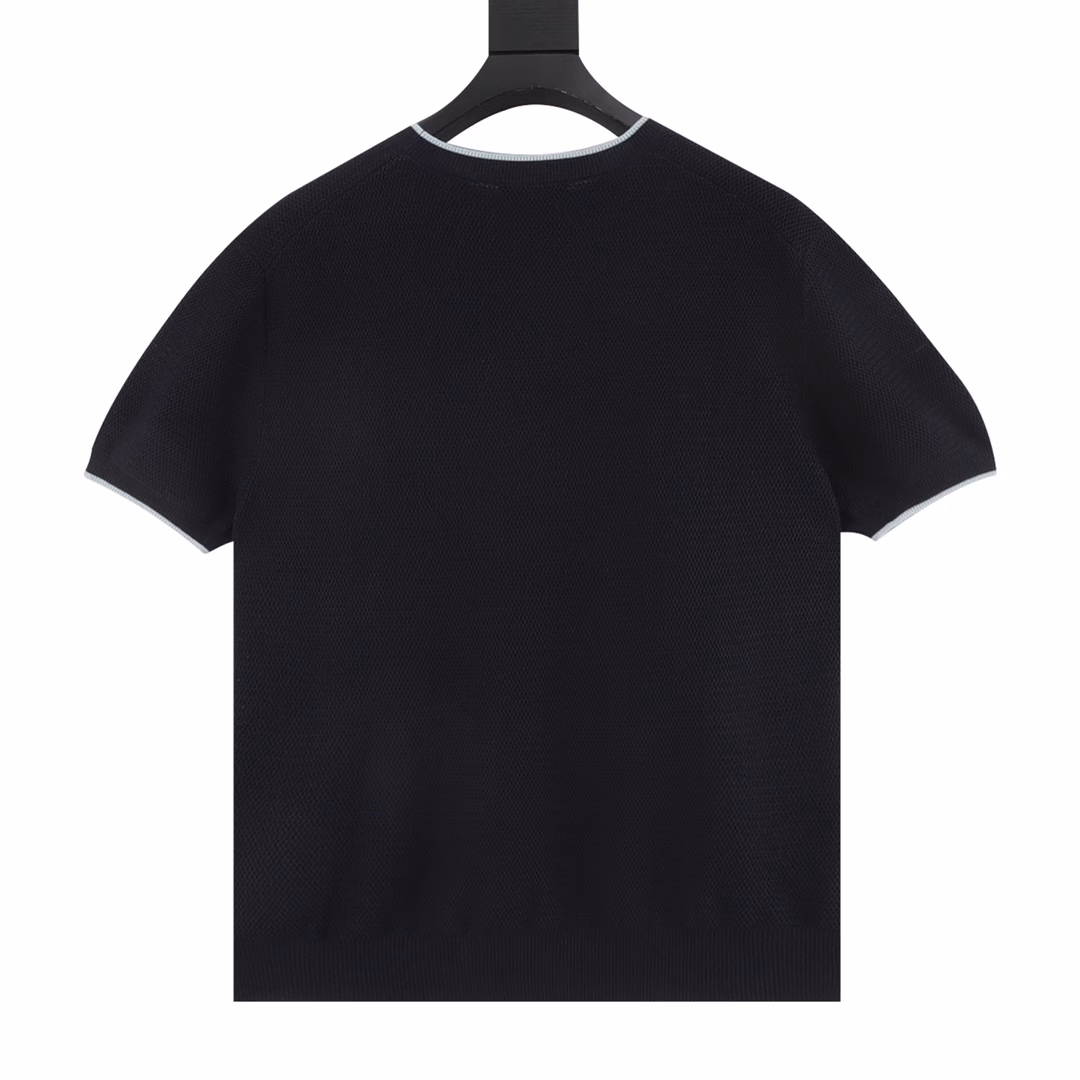 Prada PRD logo white stripe collar knitted short-sleeved T-shirtCustom-woven and custom-dyed luxurious ultra-fine ice silk wool, using imported machine embroidery technology, using advanced computer control systems and precision mechanical parts to achieve Prada logo embroidery operations, curved thread organization, by changing the needle method and yarn arrangement during the knitting process, the yarn is distributed in a curved shape in the fabric, ready-made washing water plus soft deodorization process, through professional washing equipment and specific detergents, the clothes are deeply cleaned and deodorized, improving the feel and appearance of the clothes, customized 1:1 Prada trademark, loose version