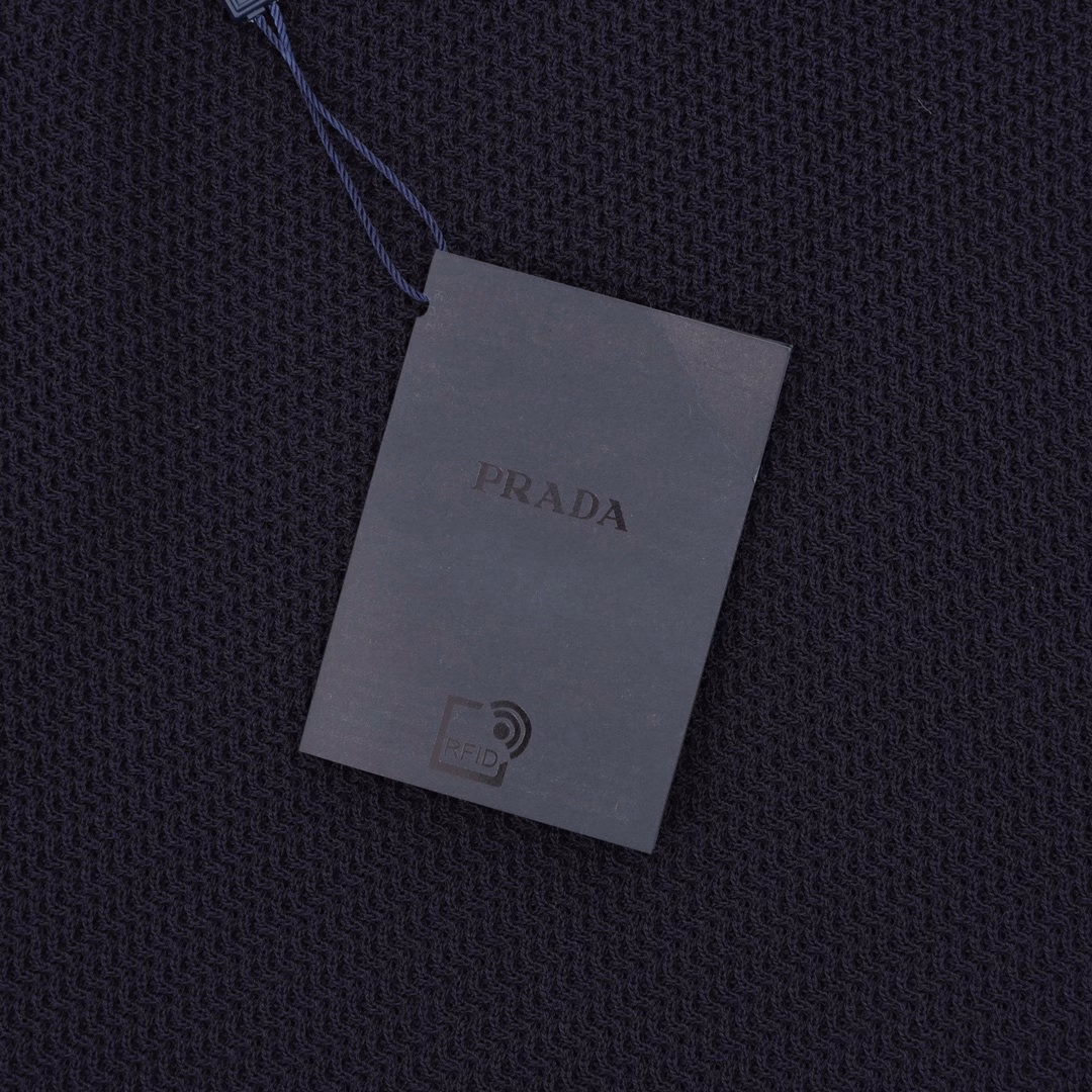 Prada PRD logo white stripe collar knitted short-sleeved T-shirtCustom-woven and custom-dyed luxurious ultra-fine ice silk wool, using imported machine embroidery technology, using advanced computer control systems and precision mechanical parts to achieve Prada logo embroidery operations, curved thread organization, by changing the needle method and yarn arrangement during the knitting process, the yarn is distributed in a curved shape in the fabric, ready-made washing water plus soft deodorization process, through professional washing equipment and specific detergents, the clothes are deeply cleaned and deodorized, improving the feel and appearance of the clothes, customized 1:1 Prada trademark, loose version