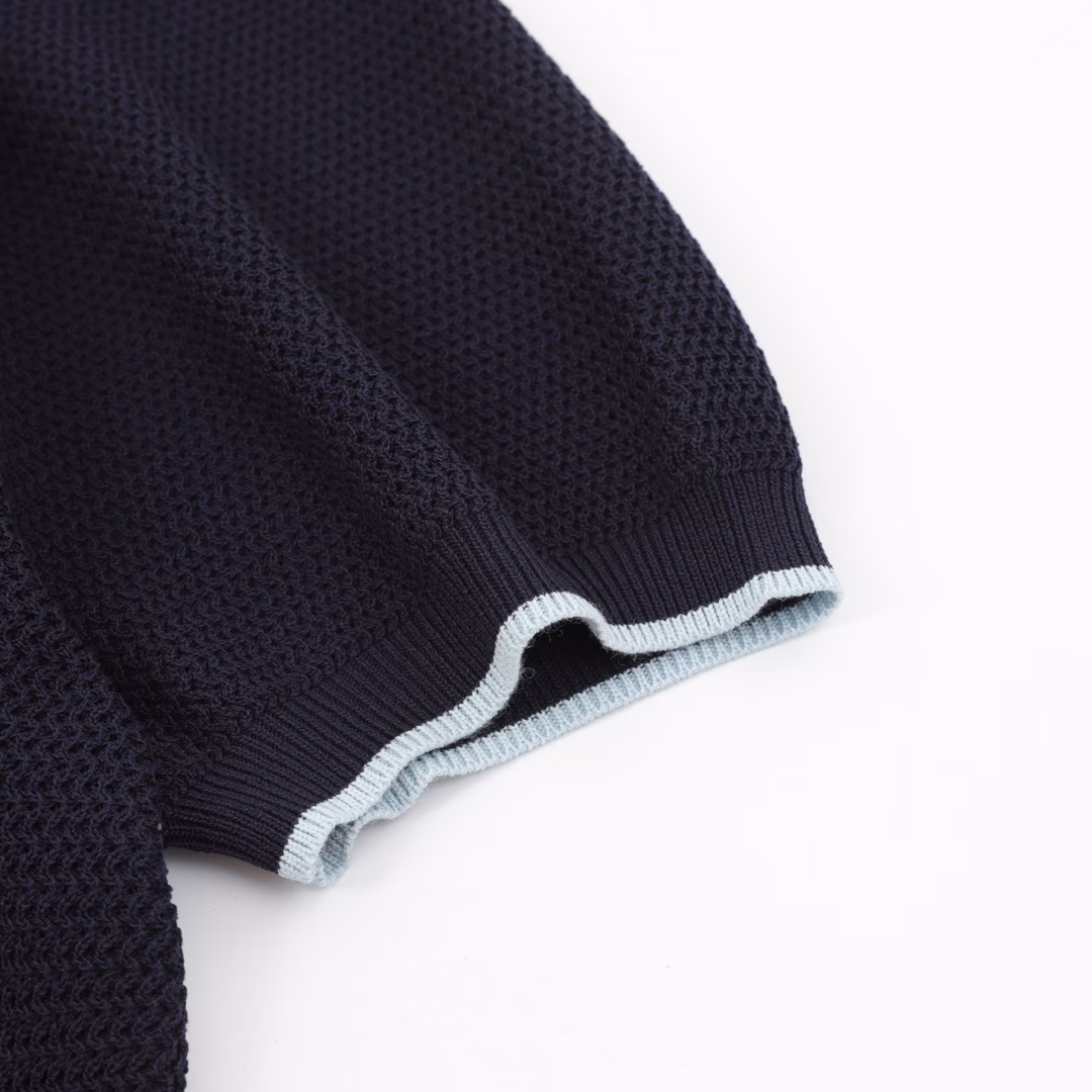 Prada PRD logo white stripe collar knitted short-sleeved T-shirtCustom-woven and custom-dyed luxurious ultra-fine ice silk wool, using imported machine embroidery technology, using advanced computer control systems and precision mechanical parts to achieve Prada logo embroidery operations, curved thread organization, by changing the needle method and yarn arrangement during the knitting process, the yarn is distributed in a curved shape in the fabric, ready-made washing water plus soft deodorization process, through professional washing equipment and specific detergents, the clothes are deeply cleaned and deodorized, improving the feel and appearance of the clothes, customized 1:1 Prada trademark, loose version