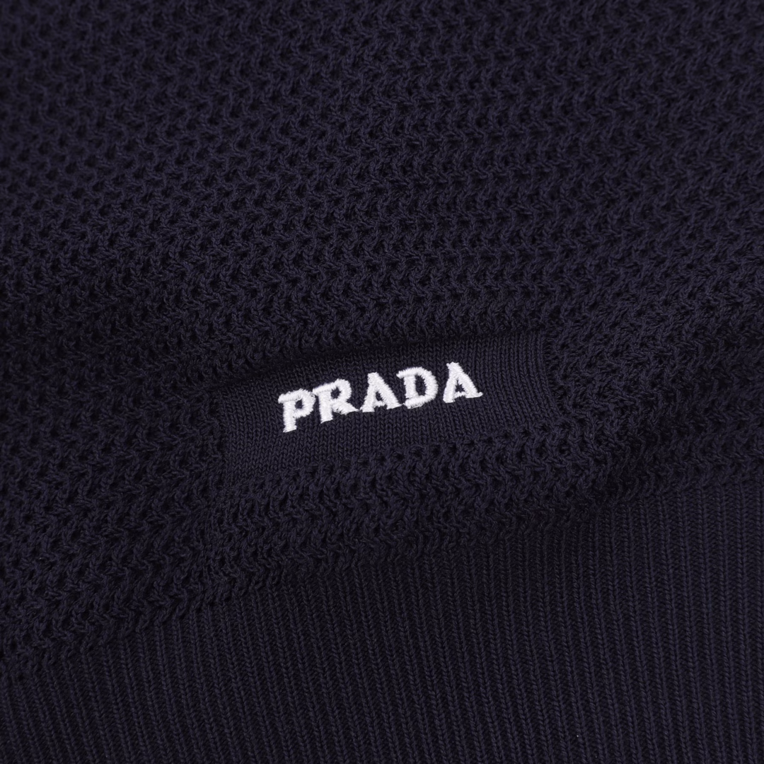 Prada PRD logo white stripe collar knitted short-sleeved T-shirtCustom-woven and custom-dyed luxurious ultra-fine ice silk wool, using imported machine embroidery technology, using advanced computer control systems and precision mechanical parts to achieve Prada logo embroidery operations, curved thread organization, by changing the needle method and yarn arrangement during the knitting process, the yarn is distributed in a curved shape in the fabric, ready-made washing water plus soft deodorization process, through professional washing equipment and specific detergents, the clothes are deeply cleaned and deodorized, improving the feel and appearance of the clothes, customized 1:1 Prada trademark, loose version