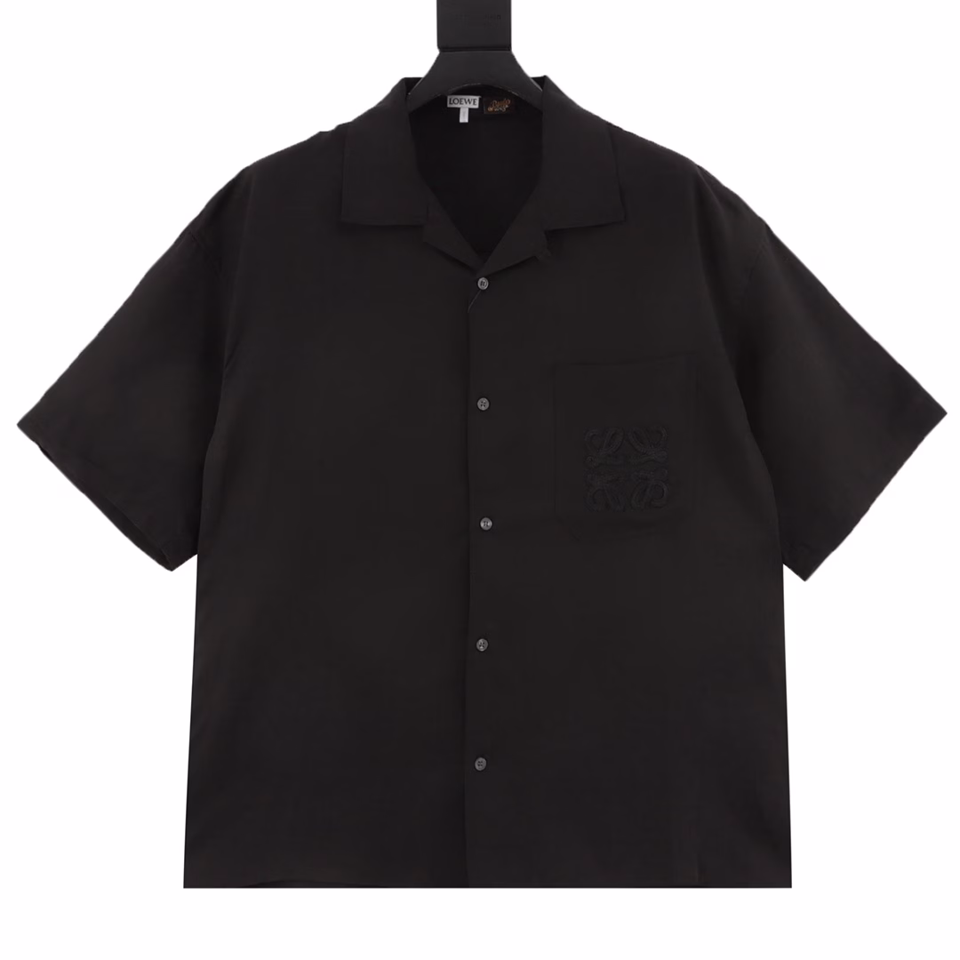 Loewe Pocket Embroidered Linen Short Sleeve ShirtThe fiber is interlocked by air-spinning technology, and the smooth drape of viscose neutralizes the rough texture of linen. The bony support of linen makes up for the shortcoming of viscose's easy deformation. The high moisture absorption rate of viscose is linked with the porous fiber structure of linen to form a dual-channel perspiration system. It has both wrinkle resistance and drape, reflecting the characteristics of the fusion of the two fibers. The Anagram totem on the chest pocket adopts the implicit hook needle embroidery process, and uses extremely fine silk threads to evolve a precise matrix of 320 needles/CM² on the linen base, which resonates with the natural texture of the fabric. The lining is implanted with an anti-stretching mesh backing to ensure that the embroidery remains smooth after frequent use. Customized accessories