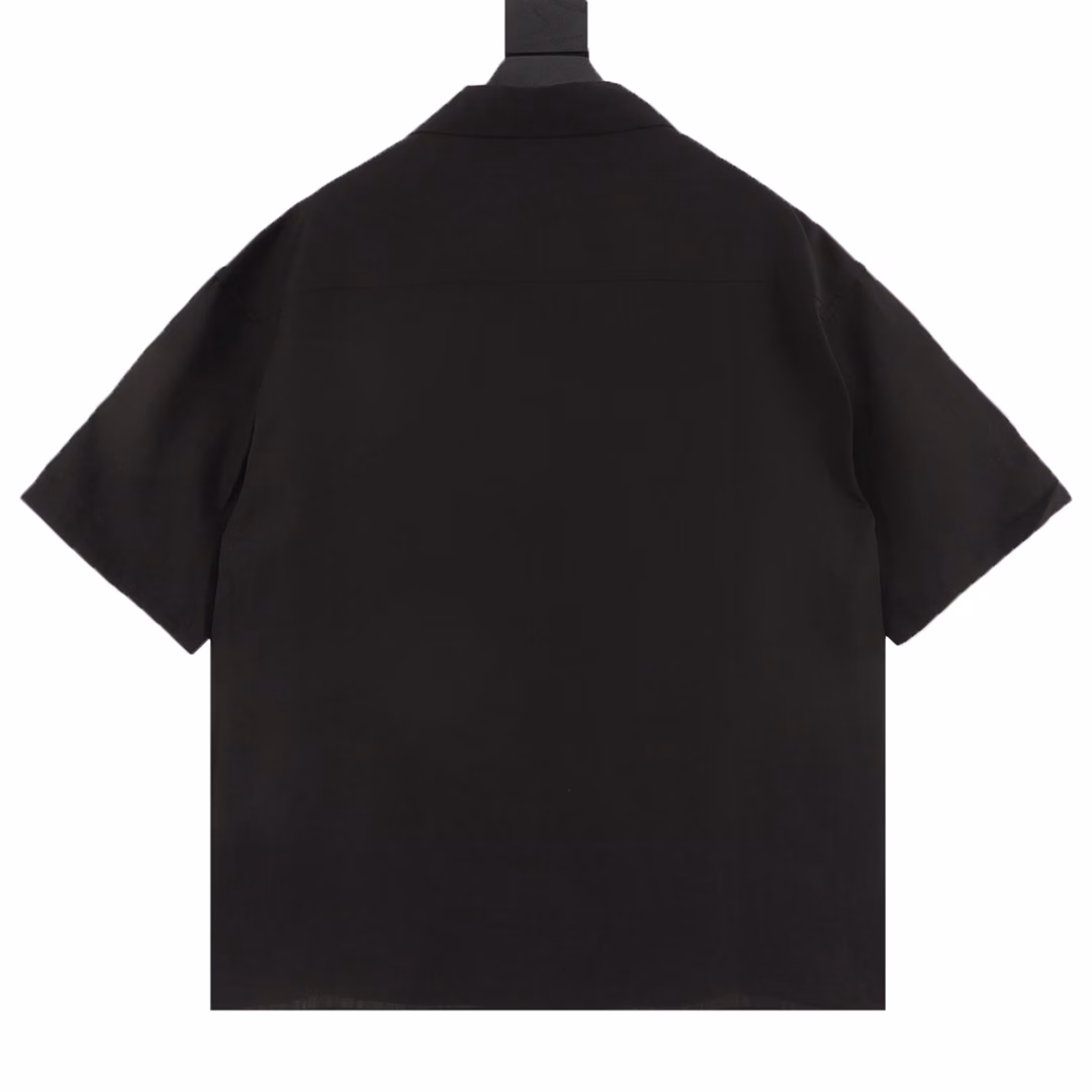 Loewe Pocket Embroidered Linen Short Sleeve ShirtThe fiber is interlocked by air-spinning technology, and the smooth drape of viscose neutralizes the rough texture of linen. The bony support of linen makes up for the shortcoming of viscose's easy deformation. The high moisture absorption rate of viscose is linked with the porous fiber structure of linen to form a dual-channel perspiration system. It has both wrinkle resistance and drape, reflecting the characteristics of the fusion of the two fibers. The Anagram totem on the chest pocket adopts the implicit hook needle embroidery process, and uses extremely fine silk threads to evolve a precise matrix of 320 needles/CM² on the linen base, which resonates with the natural texture of the fabric. The lining is implanted with an anti-stretching mesh backing to ensure that the embroidery remains smooth after frequent use. Customized accessories