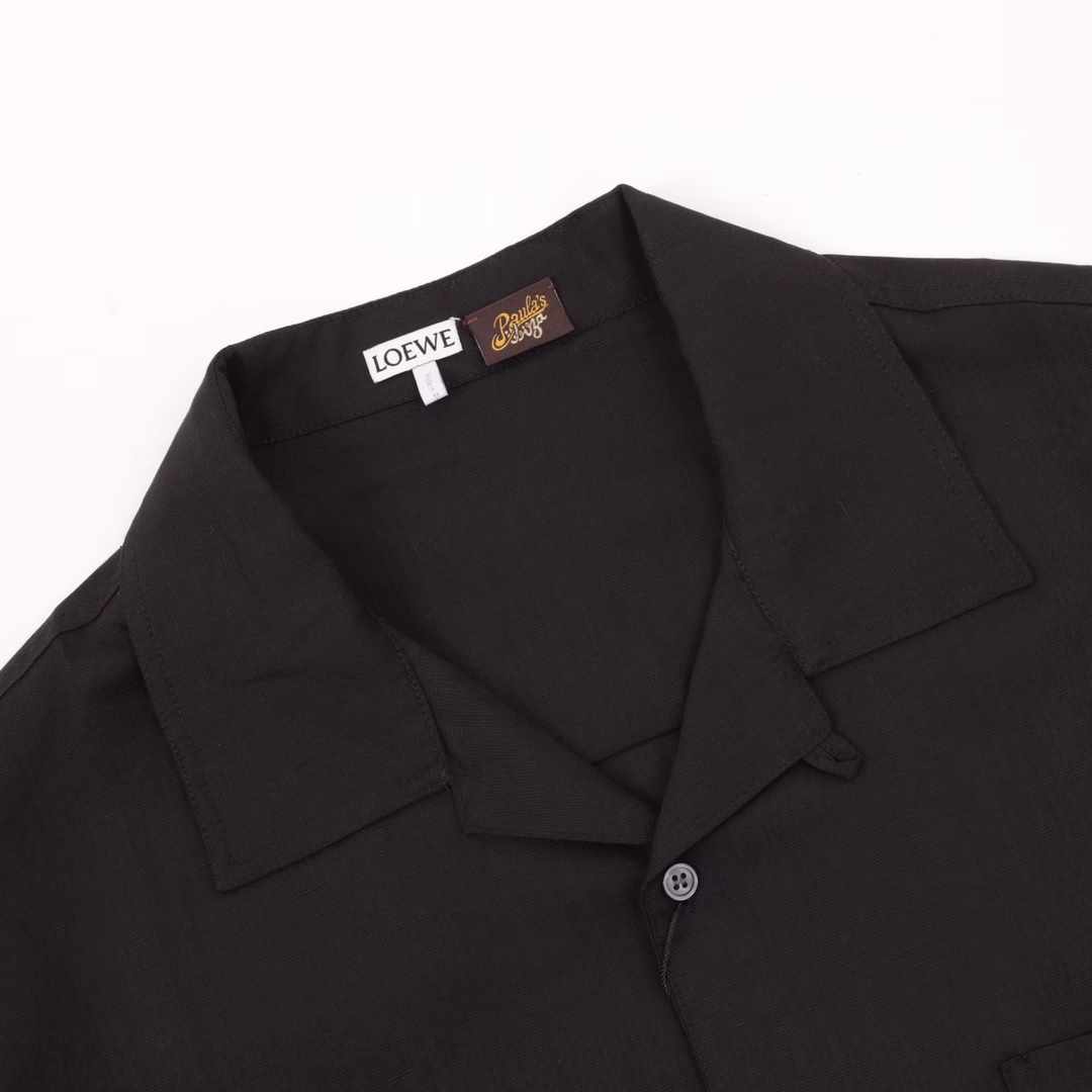 Loewe Pocket Embroidered Linen Short Sleeve ShirtThe fiber is interlocked by air-spinning technology, and the smooth drape of viscose neutralizes the rough texture of linen. The bony support of linen makes up for the shortcoming of viscose's easy deformation. The high moisture absorption rate of viscose is linked with the porous fiber structure of linen to form a dual-channel perspiration system. It has both wrinkle resistance and drape, reflecting the characteristics of the fusion of the two fibers. The Anagram totem on the chest pocket adopts the implicit hook needle embroidery process, and uses extremely fine silk threads to evolve a precise matrix of 320 needles/CM² on the linen base, which resonates with the natural texture of the fabric. The lining is implanted with an anti-stretching mesh backing to ensure that the embroidery remains smooth after frequent use. Customized accessories