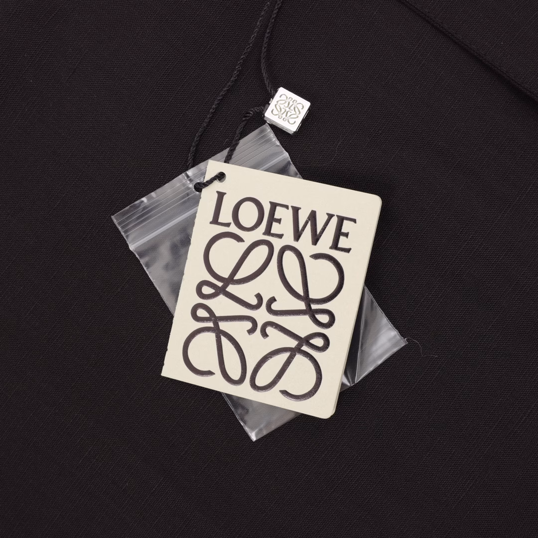 Loewe Pocket Embroidered Linen Short Sleeve ShirtThe fiber is interlocked by air-spinning technology, and the smooth drape of viscose neutralizes the rough texture of linen. The bony support of linen makes up for the shortcoming of viscose's easy deformation. The high moisture absorption rate of viscose is linked with the porous fiber structure of linen to form a dual-channel perspiration system. It has both wrinkle resistance and drape, reflecting the characteristics of the fusion of the two fibers. The Anagram totem on the chest pocket adopts the implicit hook needle embroidery process, and uses extremely fine silk threads to evolve a precise matrix of 320 needles/CM² on the linen base, which resonates with the natural texture of the fabric. The lining is implanted with an anti-stretching mesh backing to ensure that the embroidery remains smooth after frequent use. Customized accessories