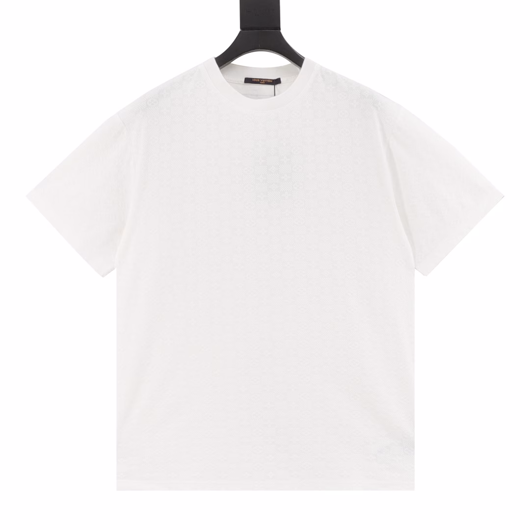 Louis Vuitton 25ss Ice-feeling full-print checkerboard jacquard short-sleeved T-shirtFull-width Damier checkerboard jacquard 260g, 32s double yarn 1*1 thread, fabric thread is dyed in the same cylinder.The jacquard fabric woven by the imported jacquard machine uses various jacquard structures to make the yarn present a checkered pattern.The fabric has a unique texture and visual effect, and has excellent breathability and heat dissipation.The simple letter pattern on the chest is embellished, and the letter size spacing effect is consistent. Using linen embroidery thread combined with encryption processing,The embroidery body has a subtle matte visual texture; the embroidery effect is three-dimensional and full, the stitching is clear and smooth, and the three-dimensional texture effect.The whole piece is positioned and sewn to ensure that the pattern or texture of each piece can be perfectly matched with other pieces.Through the flower cutting, the ready-made checkerboard is neatly arranged. Straight round neck version, standard drop version,matched with shoulder-length design, basic solid color classic and versatile, perfect for inner wear and outer wear.