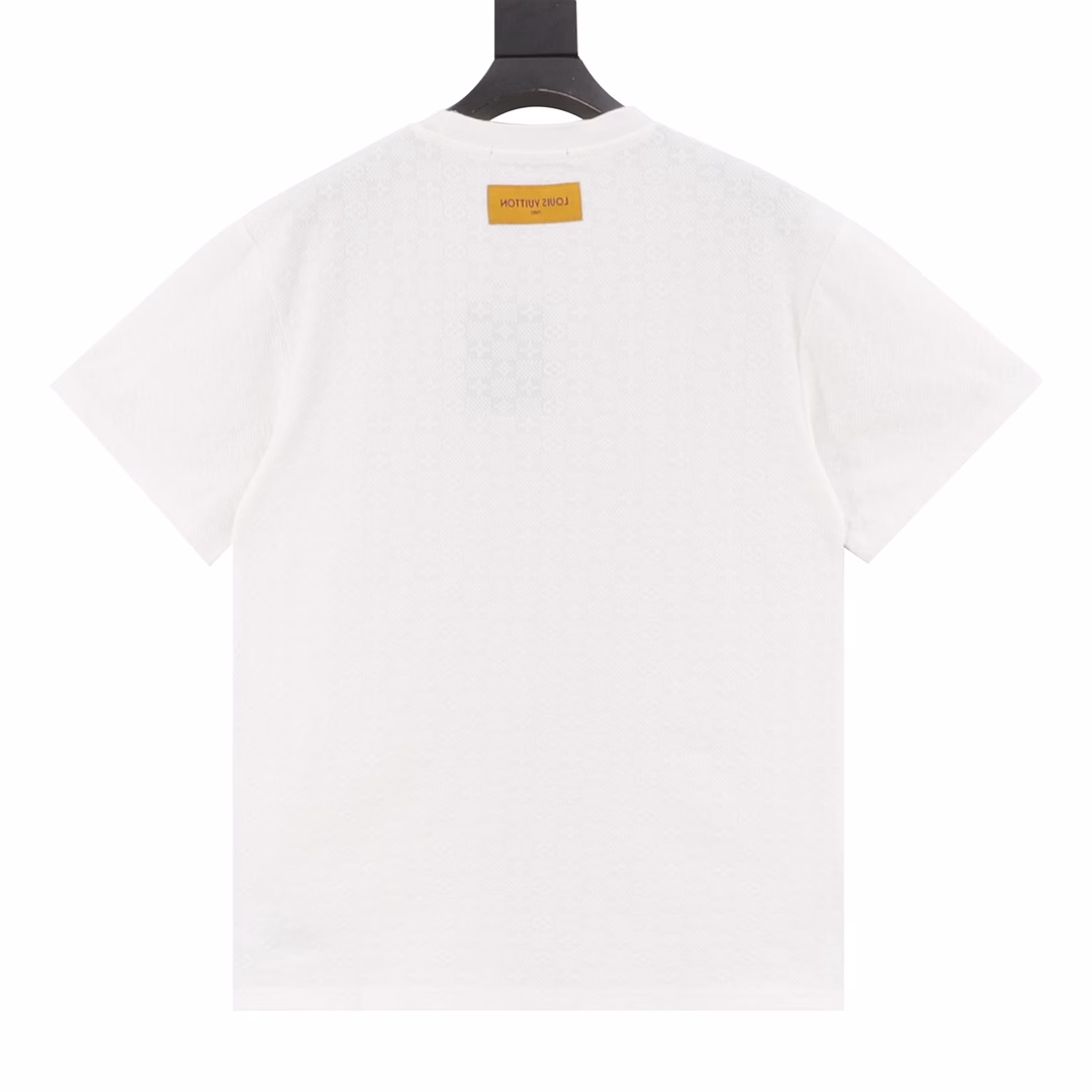 Louis Vuitton 25ss Ice-feeling full-print checkerboard jacquard short-sleeved T-shirtFull-width Damier checkerboard jacquard 260g, 32s double yarn 1*1 thread, fabric thread is dyed in the same cylinder.The jacquard fabric woven by the imported jacquard machine uses various jacquard structures to make the yarn present a checkered pattern.The fabric has a unique texture and visual effect, and has excellent breathability and heat dissipation.The simple letter pattern on the chest is embellished, and the letter size spacing effect is consistent. Using linen embroidery thread combined with encryption processing,The embroidery body has a subtle matte visual texture; the embroidery effect is three-dimensional and full, the stitching is clear and smooth, and the three-dimensional texture effect.The whole piece is positioned and sewn to ensure that the pattern or texture of each piece can be perfectly matched with other pieces.Through the flower cutting, the ready-made checkerboard is neatly arranged. Straight round neck version, standard drop version,matched with shoulder-length design, basic solid color classic and versatile, perfect for inner wear and outer wear.