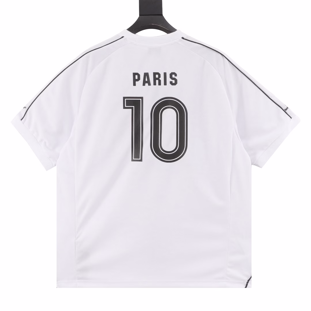 Balenciaga 25ss Manchester United co-branded football No. 10 embroidered short-sleeved T-shirtThe fabric is made of 260g Paris special jersey quick-drying fabricHigh-weight 1:1 high-density ribbing The front and back panels use imported glue screen printing technologyThe front left and right sleeves use imported Tajima embroidery machine matte line heavy embroidery technologyOversize loose drop shoulder version, easy to control for any body shape