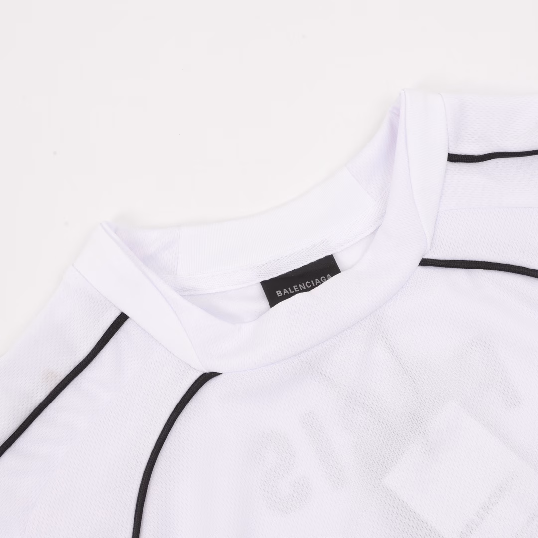 Balenciaga 25ss Manchester United co-branded football No. 10 embroidered short-sleeved T-shirtThe fabric is made of 260g Paris special jersey quick-drying fabricHigh-weight 1:1 high-density ribbing The front and back panels use imported glue screen printing technologyThe front left and right sleeves use imported Tajima embroidery machine matte line heavy embroidery technologyOversize loose drop shoulder version, easy to control for any body shape
