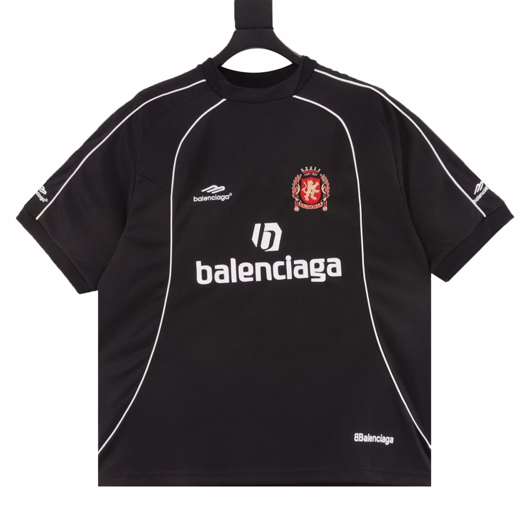 Balenciaga 25ss Manchester United co-branded football No. 10 embroidered short-sleeved T-shirtThe fabric is made of 260g Paris special jersey quick-drying fabricHigh-weight 1:1 high-density ribbing The front and back panels use imported glue screen printing technologyThe front left and right sleeves use imported Tajima embroidery machine matte line heavy embroidery technologyOversize loose drop shoulder version, easy to control for any body shape