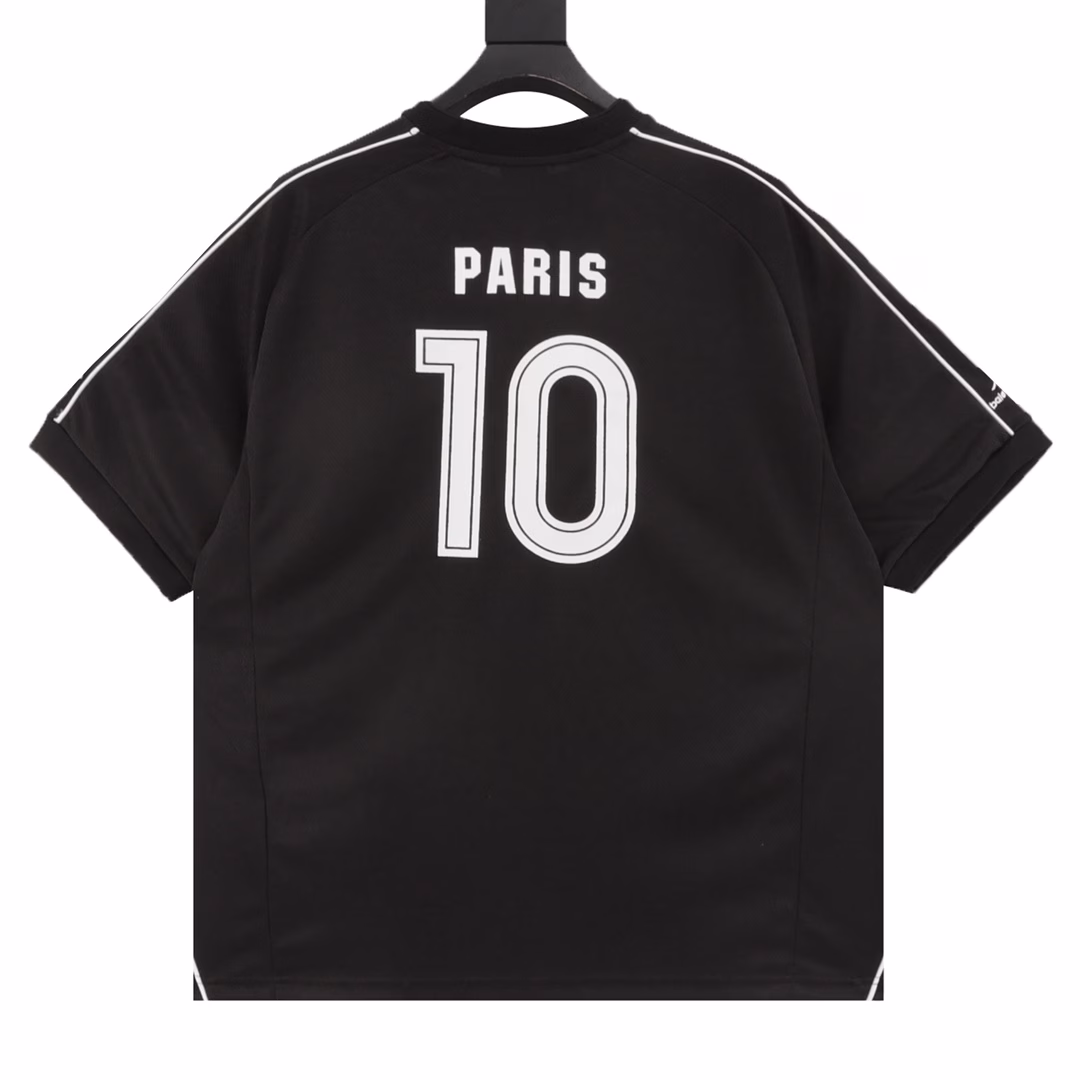 Balenciaga 25ss Manchester United co-branded football No. 10 embroidered short-sleeved T-shirtThe fabric is made of 260g Paris special jersey quick-drying fabricHigh-weight 1:1 high-density ribbing The front and back panels use imported glue screen printing technologyThe front left and right sleeves use imported Tajima embroidery machine matte line heavy embroidery technologyOversize loose drop shoulder version, easy to control for any body shape